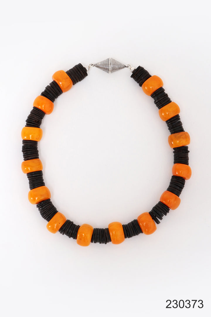Hals Ketting Amber met Leer en zilveren magneet sluiting.