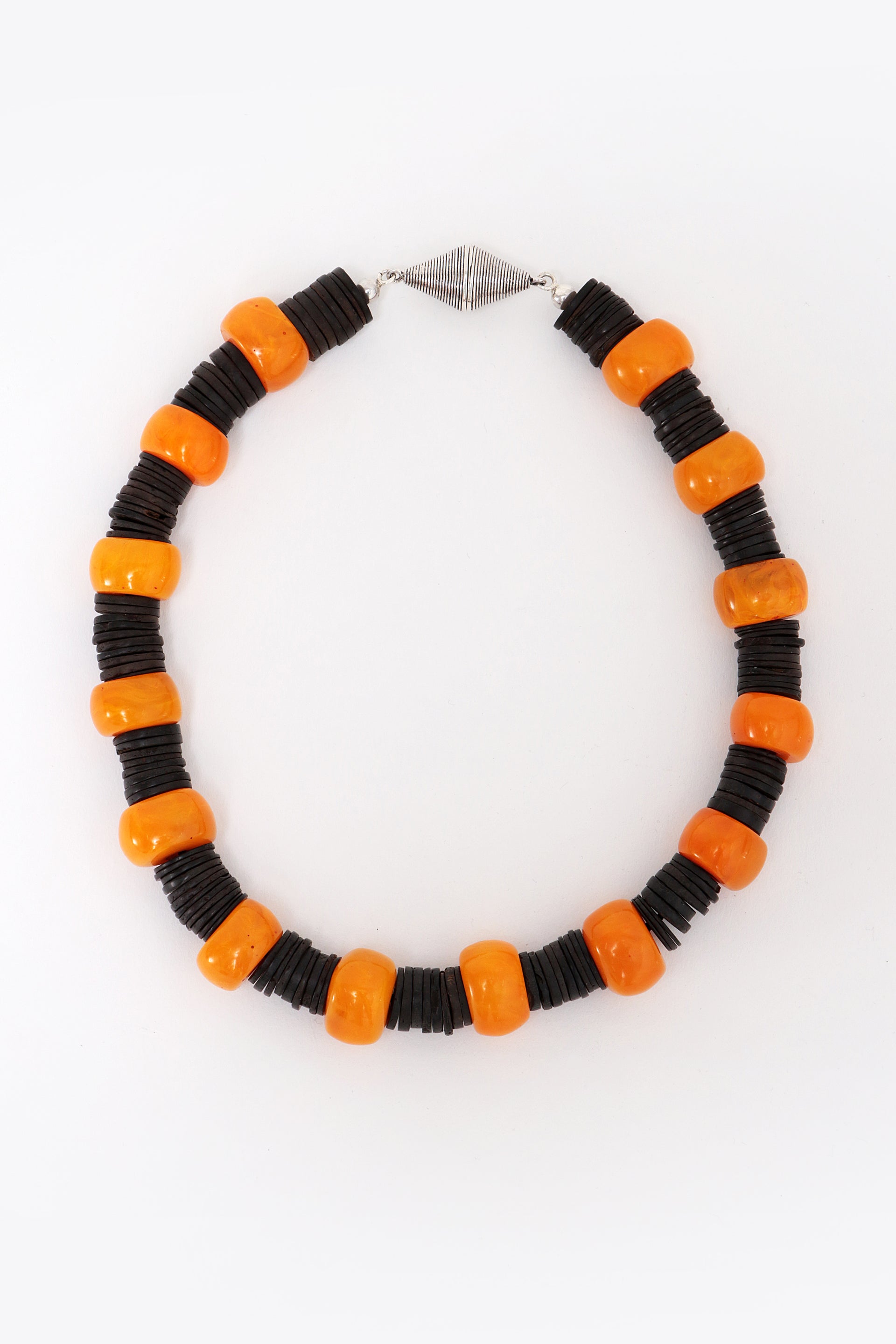 Hals Ketting Amber met Leer en zilveren magneet sluiting.