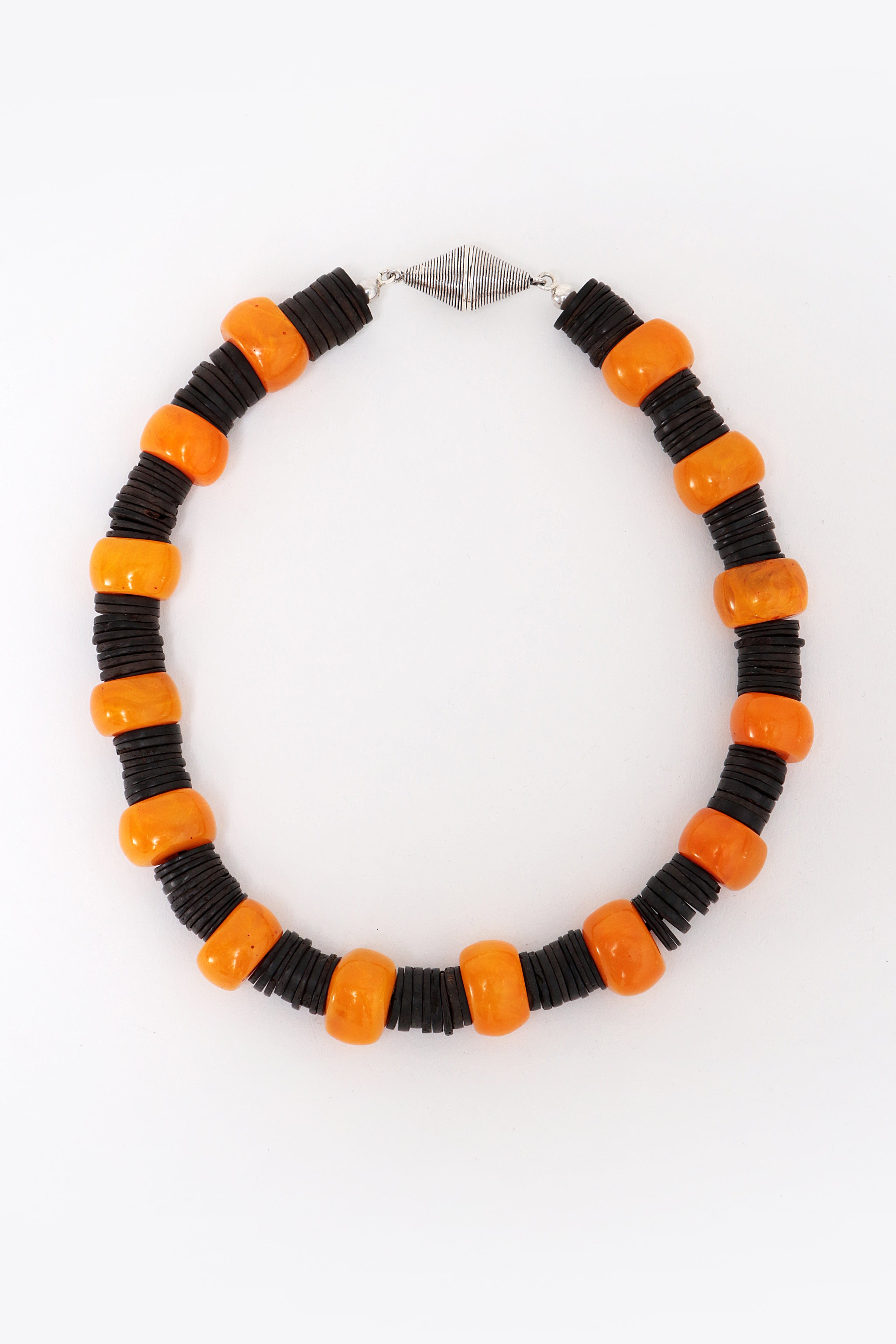 Hals Ketting Amber met Leer en zilveren magneet sluiting.