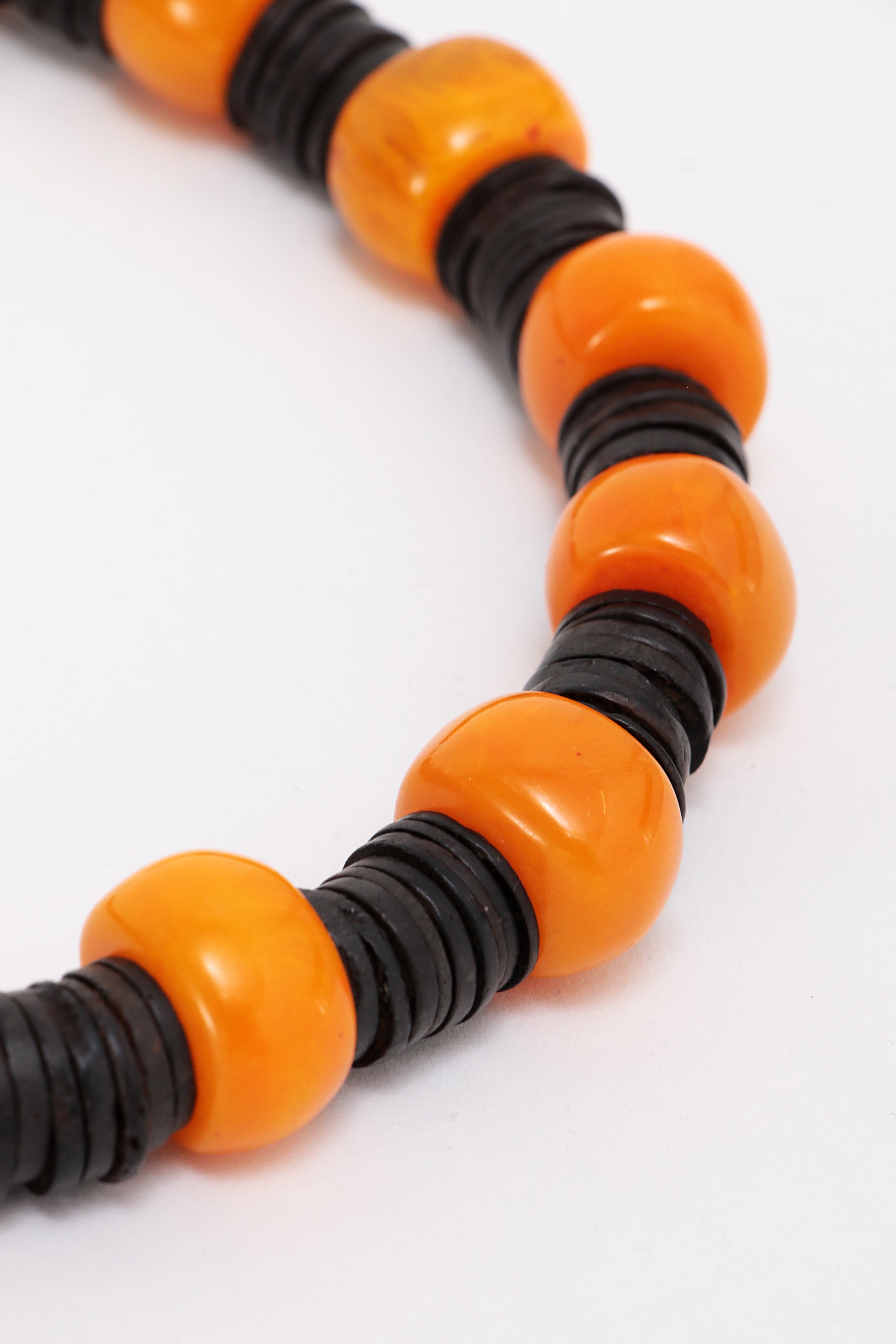 Hals Ketting Amber met Leer en zilveren magneet sluiting.