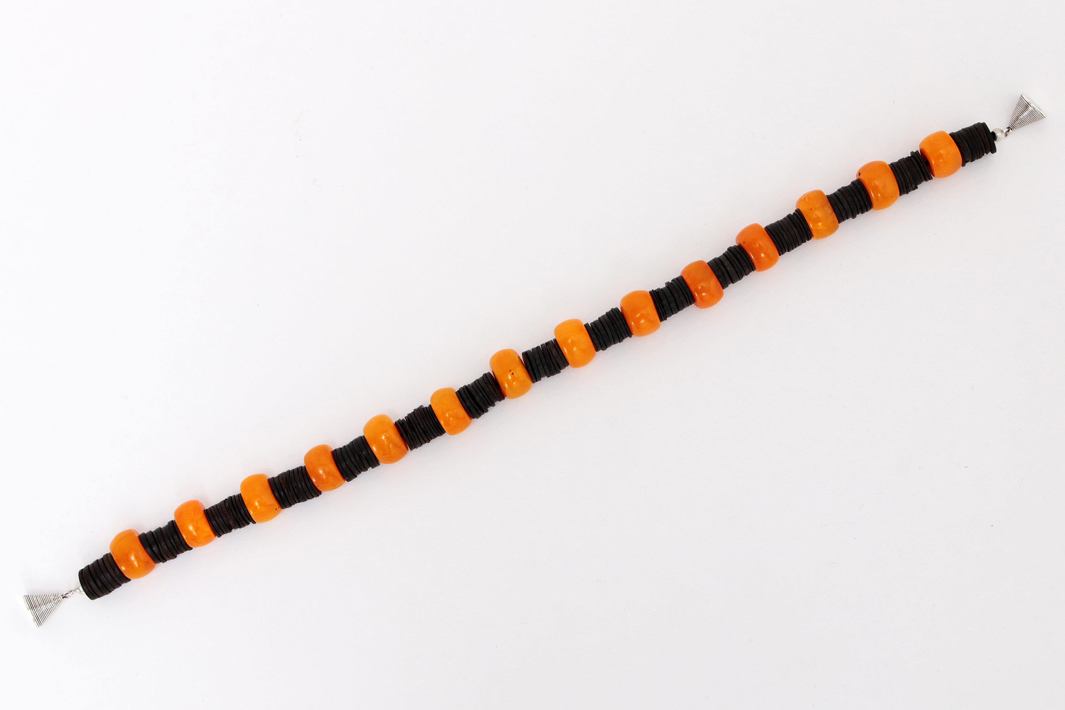 Hals Ketting Amber met Leer en zilveren magneet sluiting.