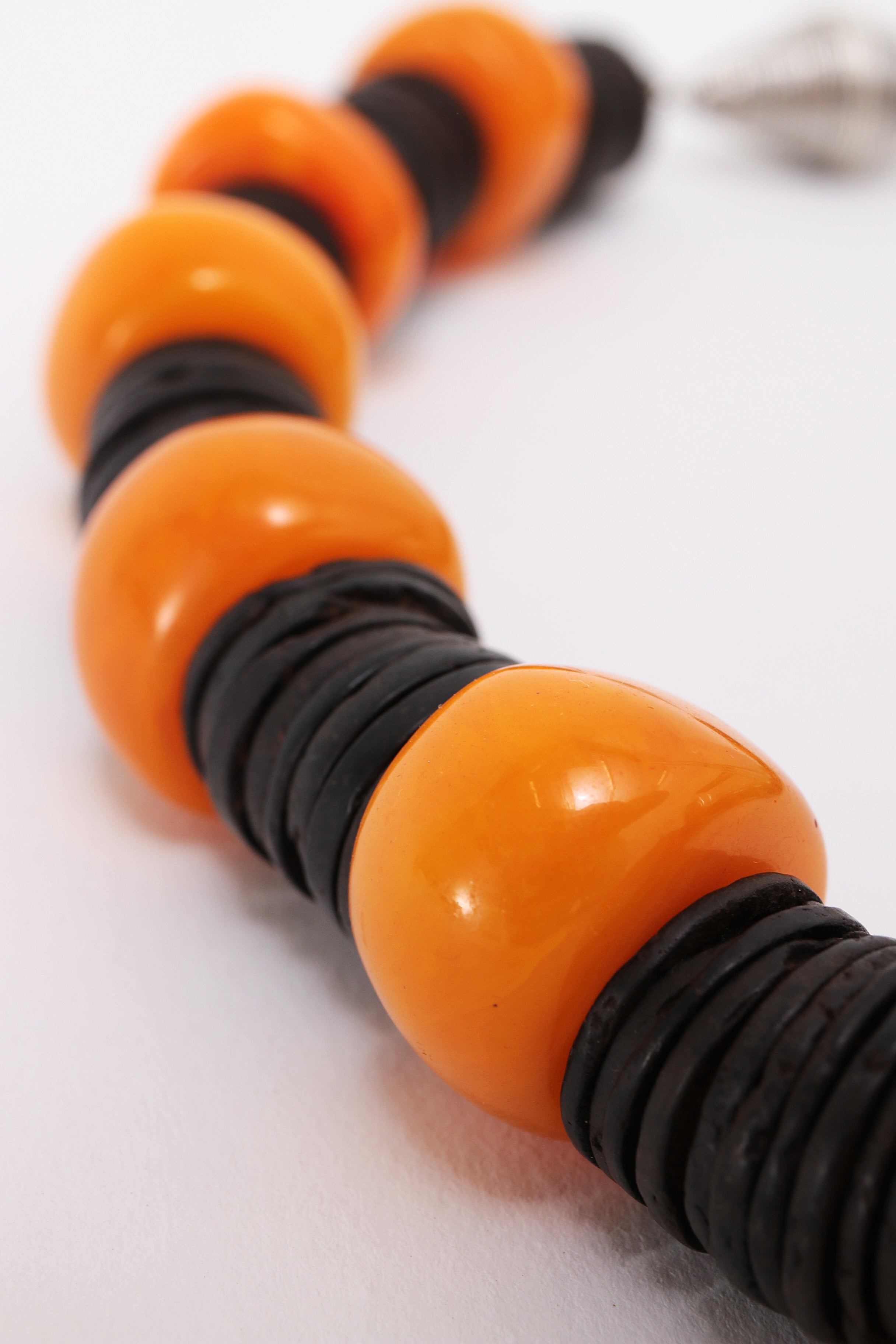 Hals Ketting Amber met Leer en zilveren magneet sluiting.