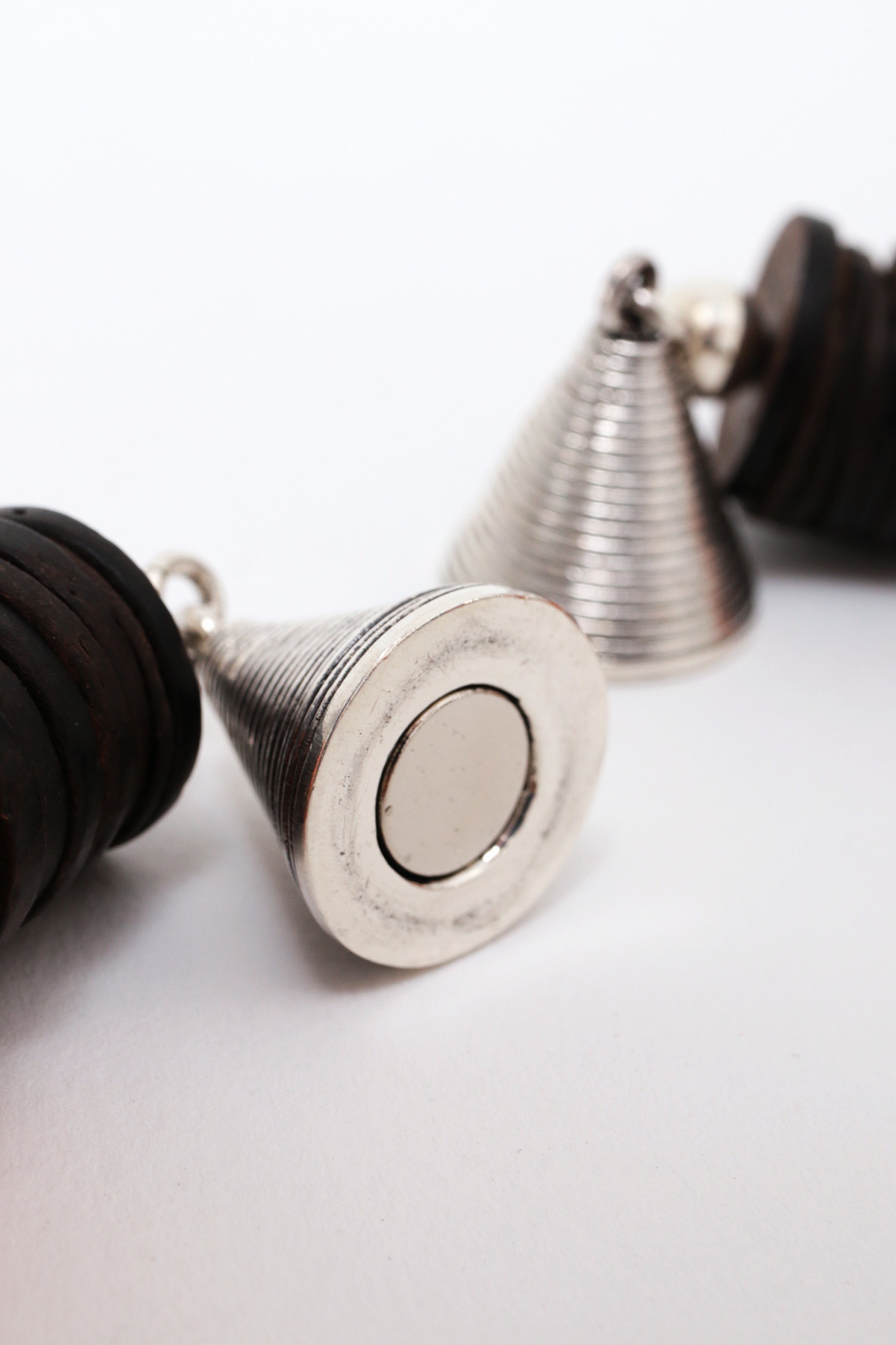 Hals Ketting Amber met Leer en zilveren magneet sluiting.