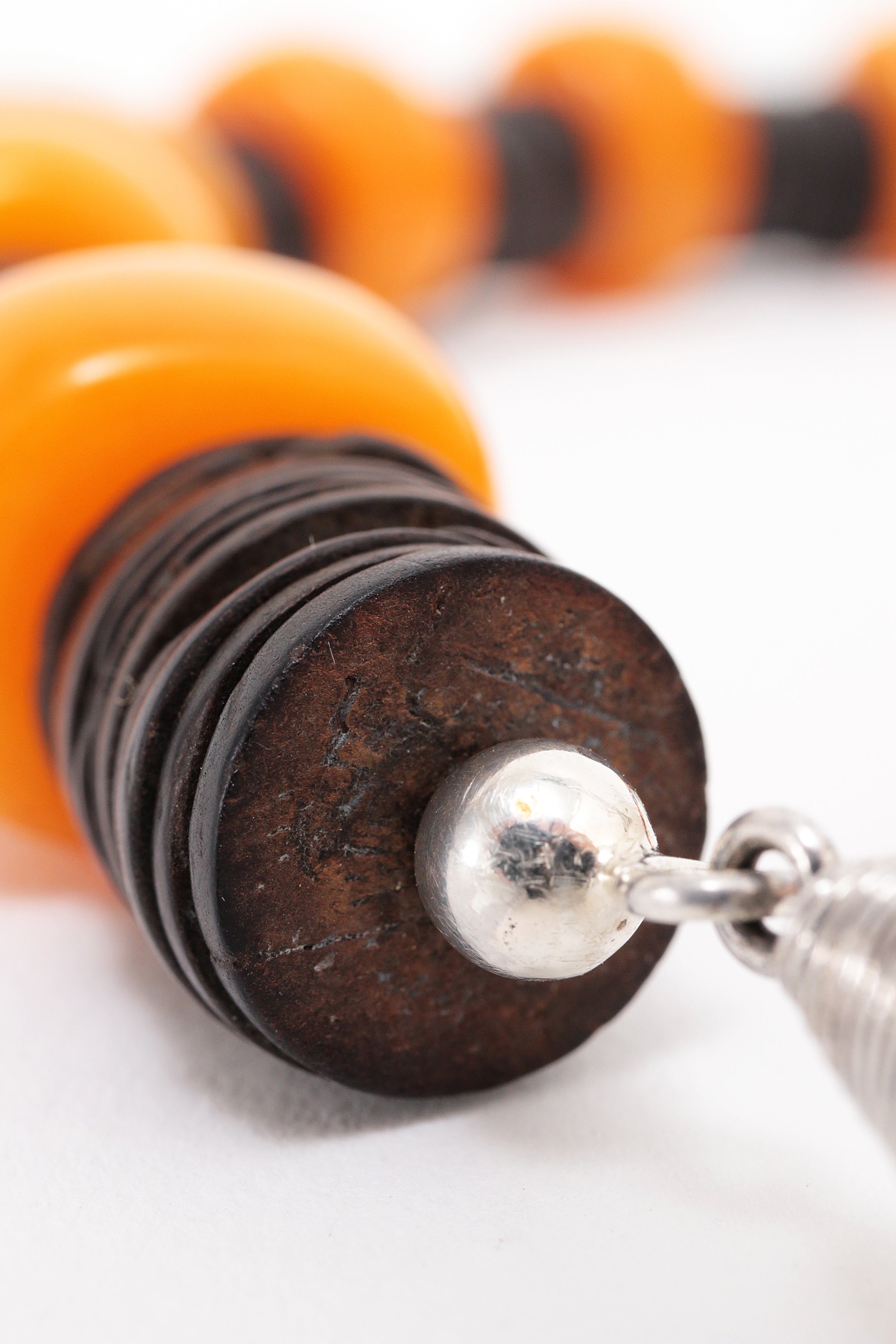 Hals Ketting Amber met Leer en zilveren magneet sluiting.