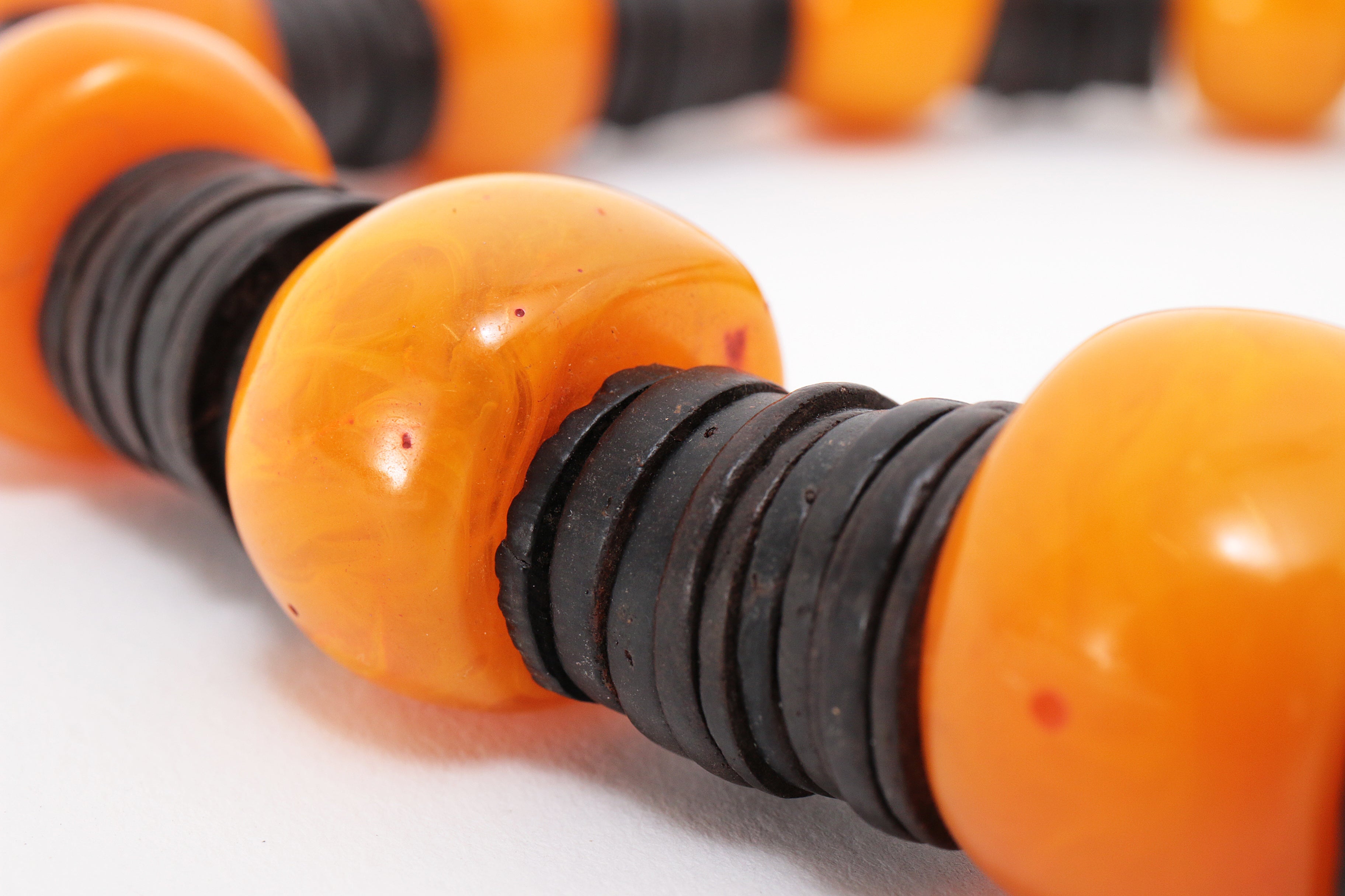 Hals Ketting Amber met Leer en zilveren magneet sluiting.