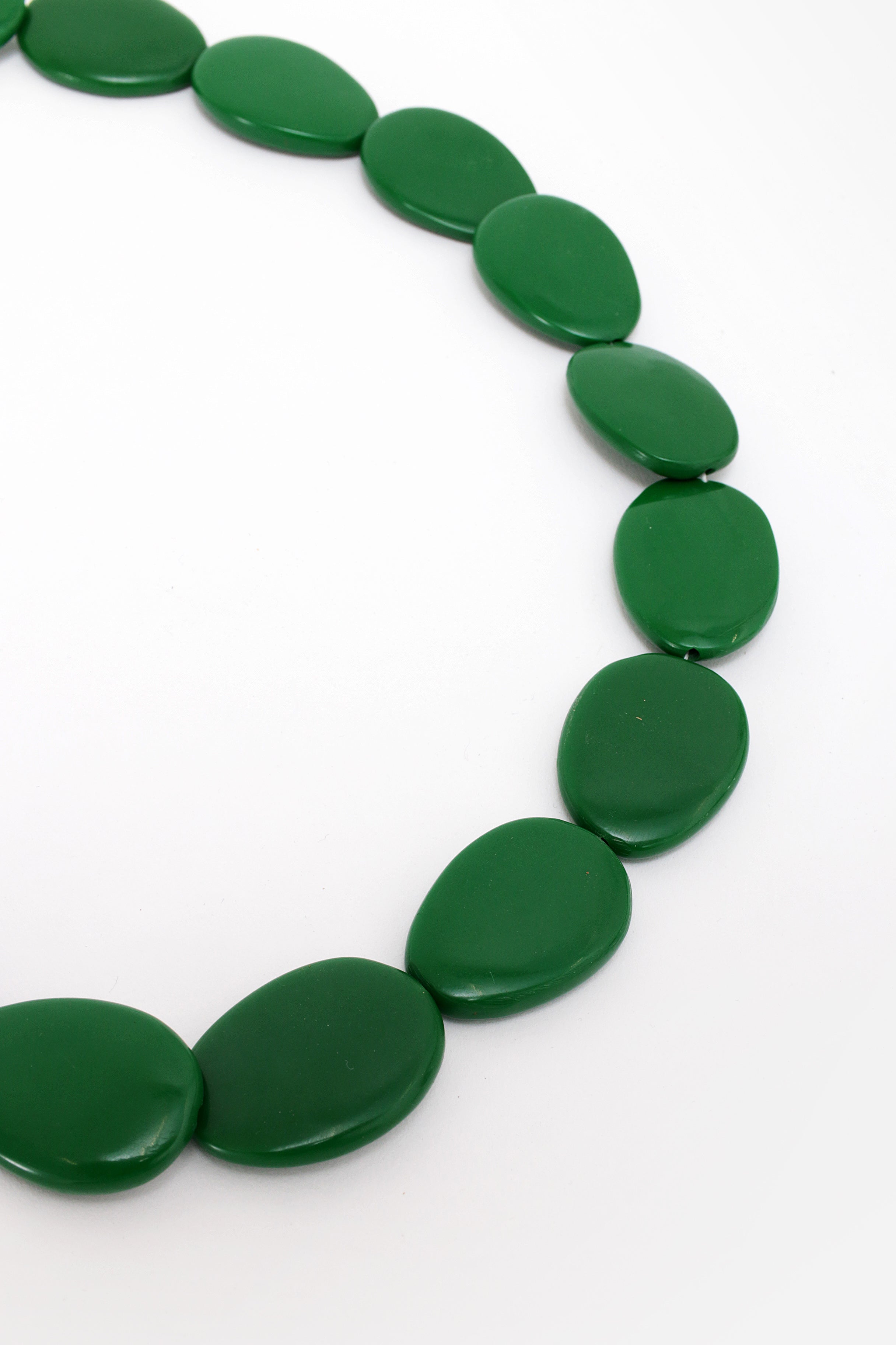 Vintage hals ketting bakeliet oud groen 72 cm lang.