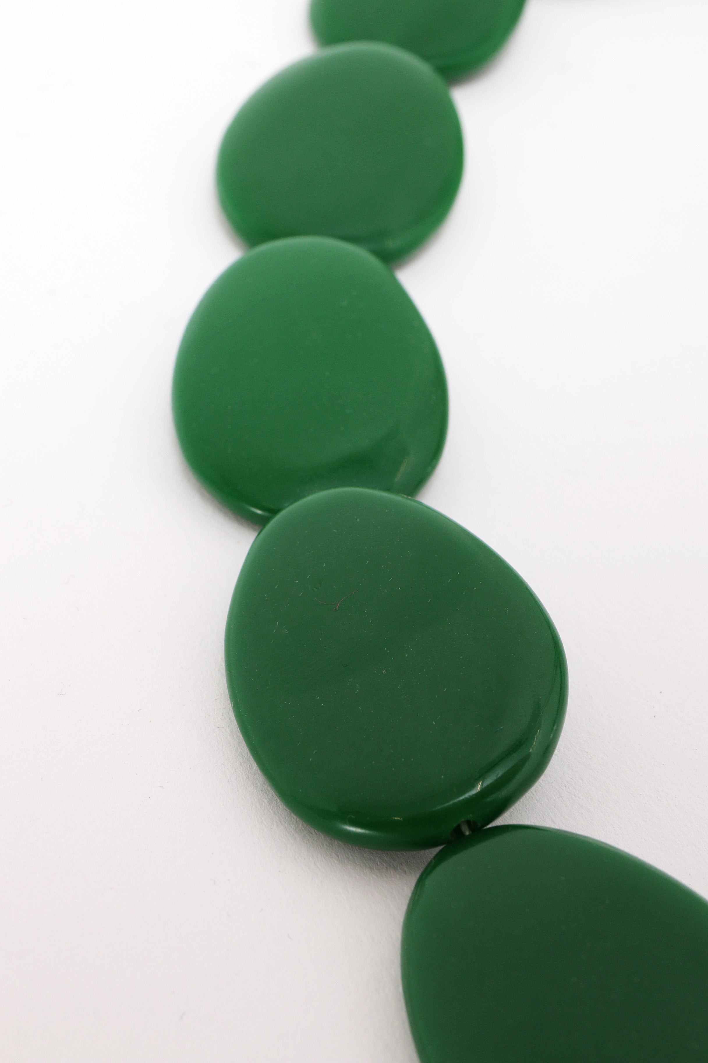 Vintage hals ketting bakeliet oud groen 72 cm lang.