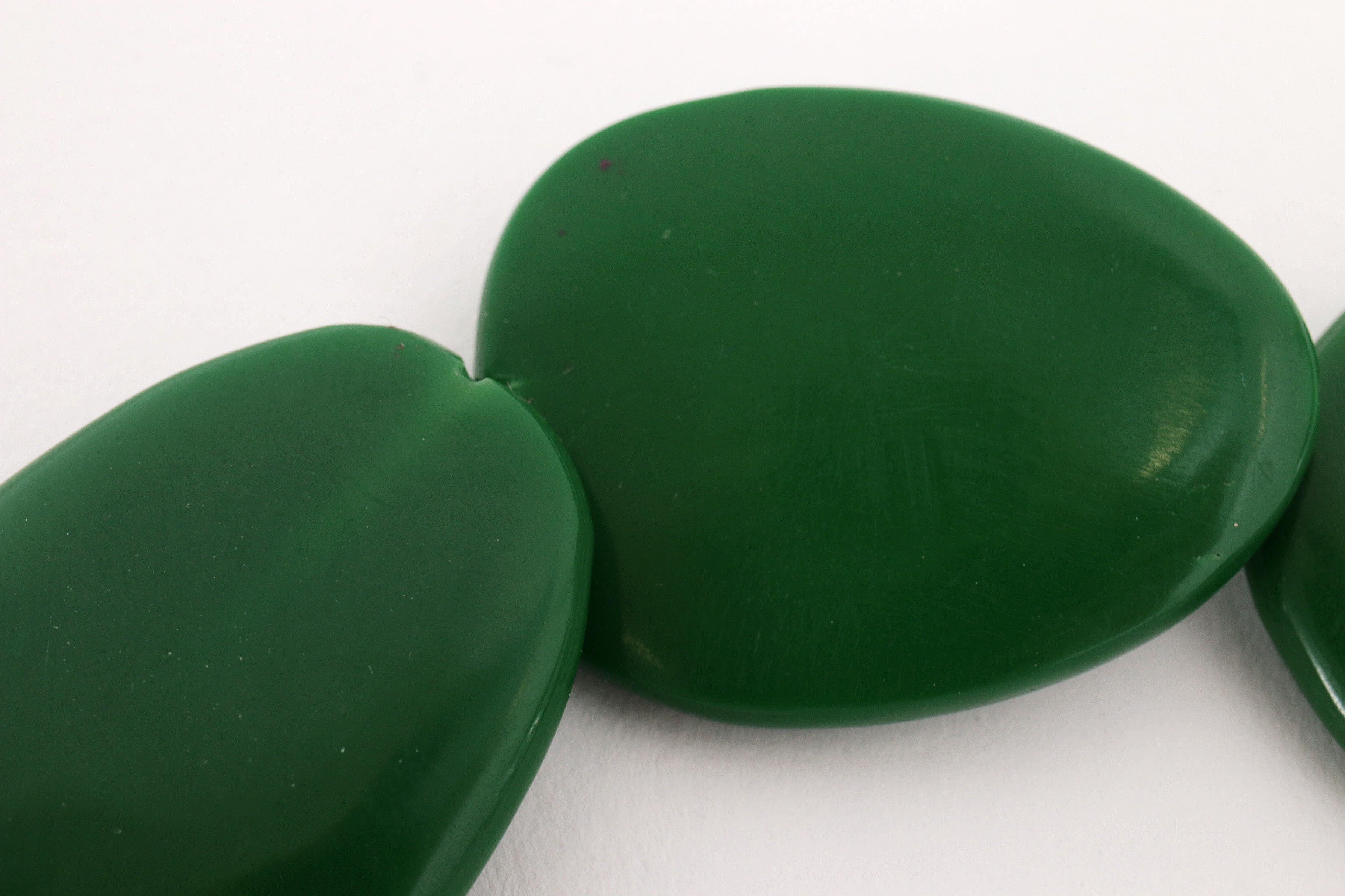 Vintage hals ketting bakeliet oud groen 72 cm lang.