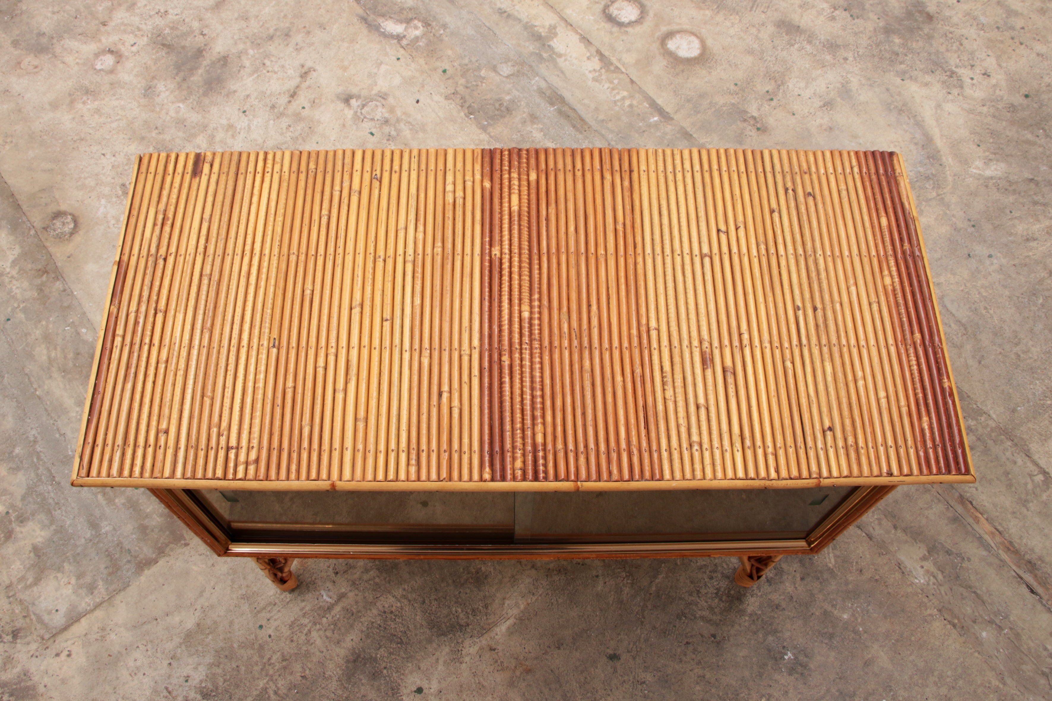 Bamboe bar kast met glazen deurtjes