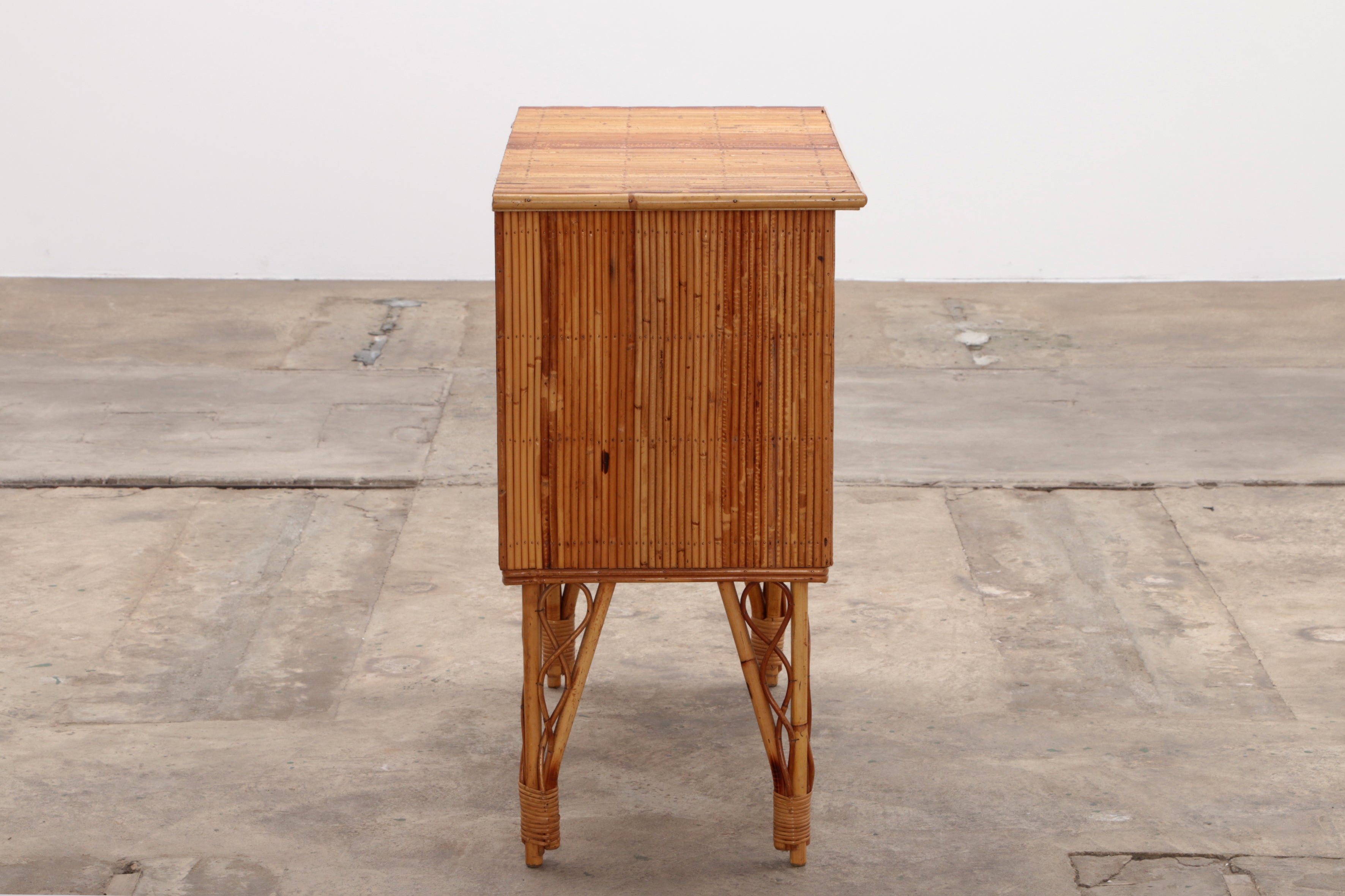 Bamboe bar kast met glazen deurtjes