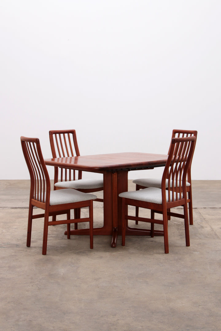 Deense set 4 stoelen Kai Kristiansen en een tafel van Korup,1960 Denemarken.