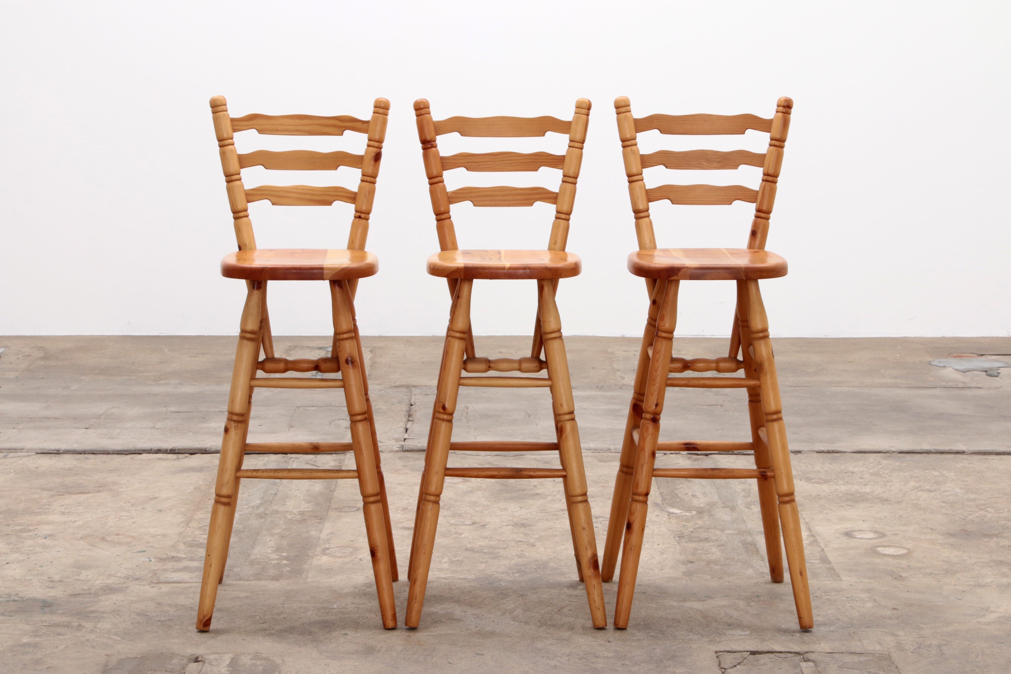 Mid-Century Houten  Bar met 3 Barstoelen Brutalistische stijl jaren70s.