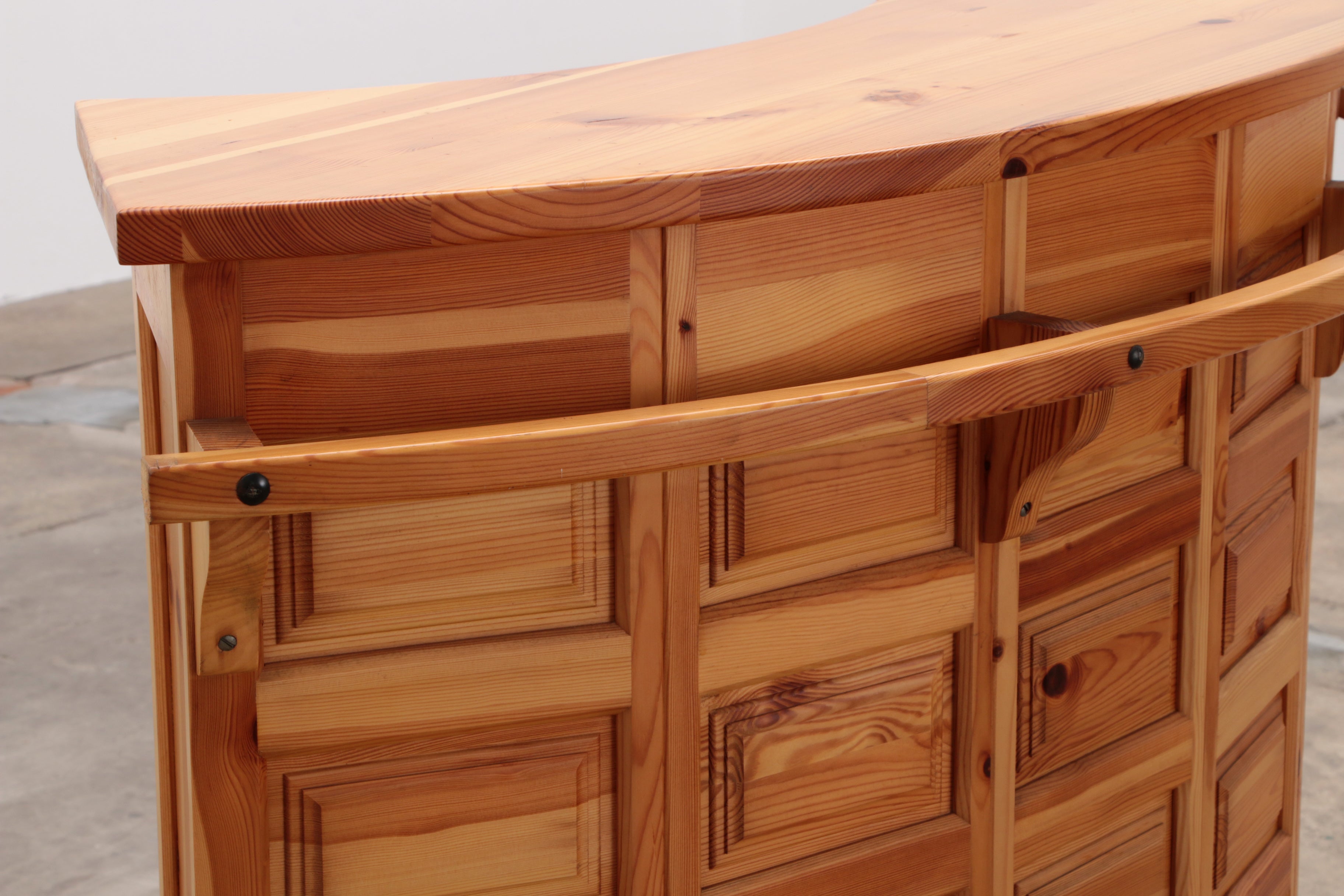 Mid-Century Houten  Bar met 3 Barstoelen Brutalistische stijl jaren70s.