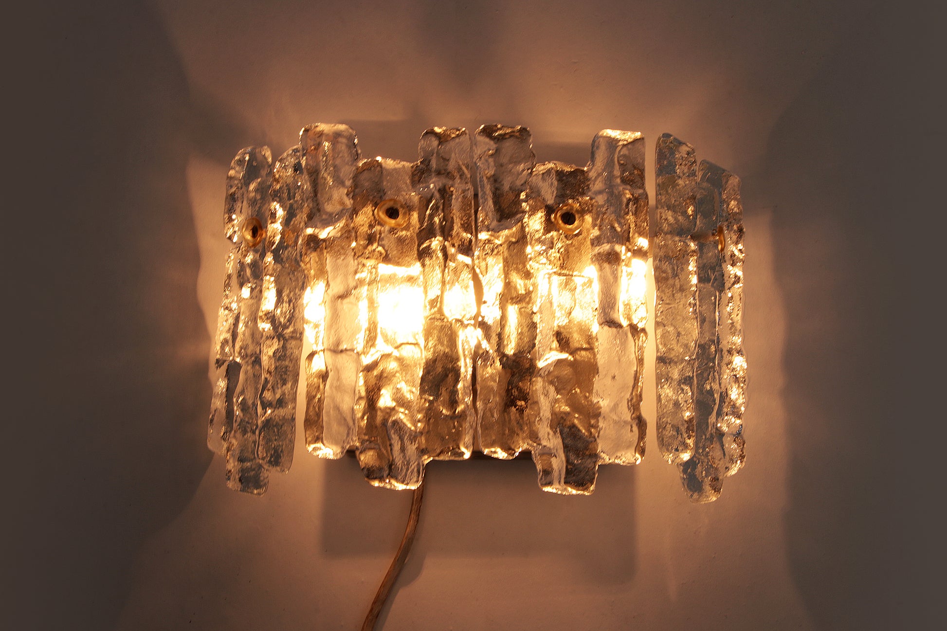 Vintage Design Kristallen ijsglas wandlamp ontwerp van J. T. Kalmar Oostenijk 1960