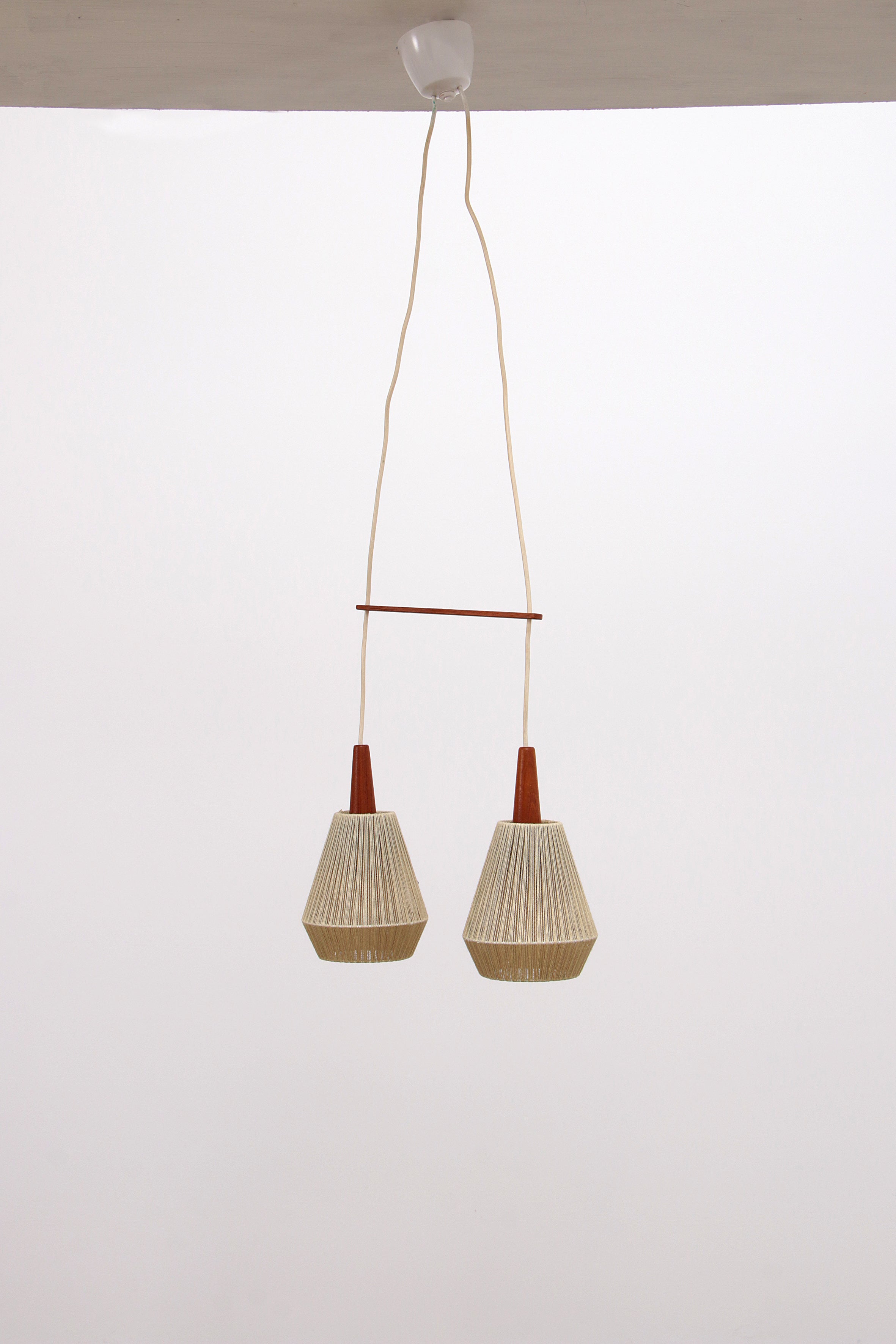 Vintage hanglamp met twee kapjes en teak,1960 Zweden