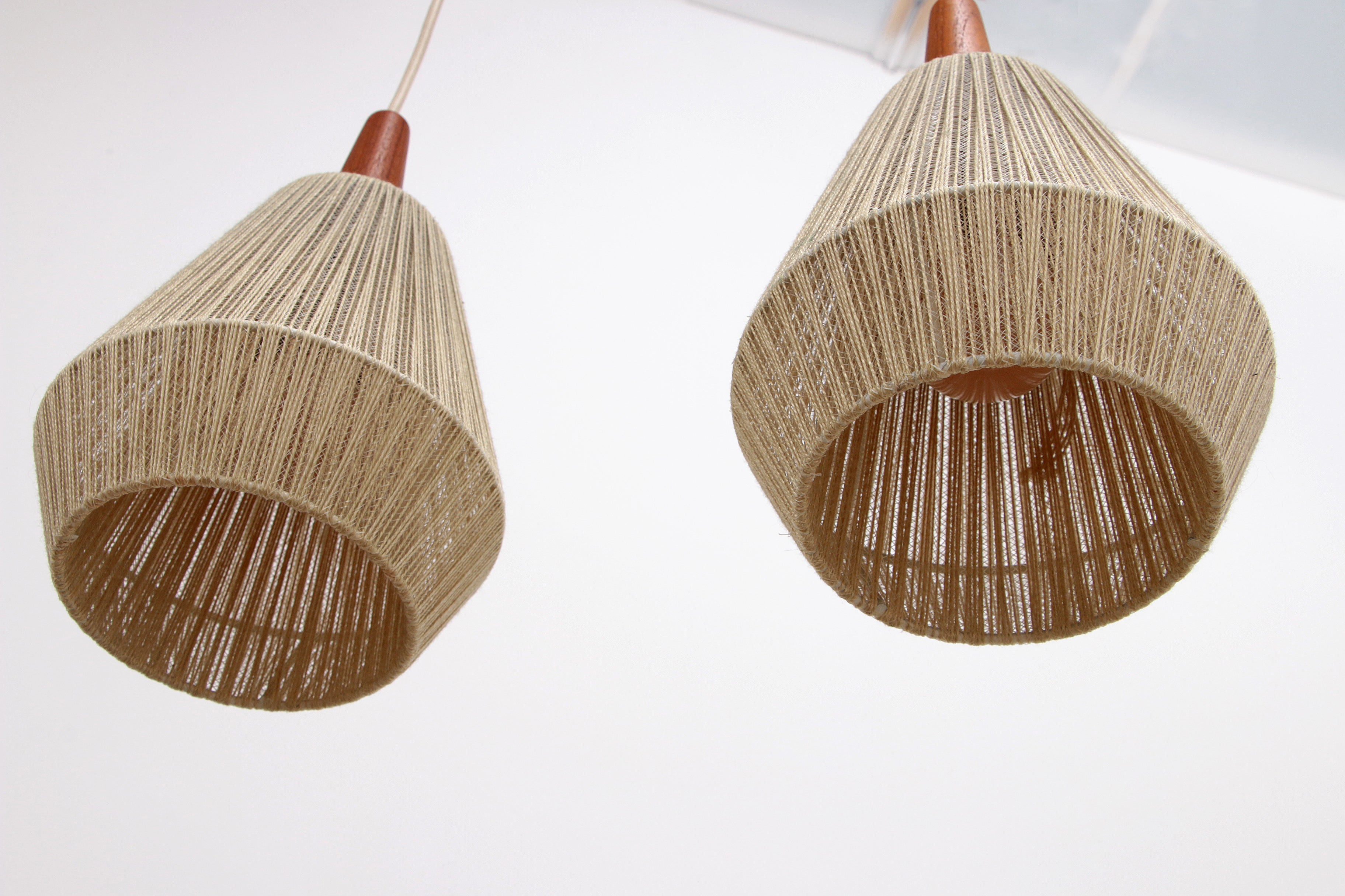 Vintage hanglamp met twee kapjes en teak,1960 Zweden