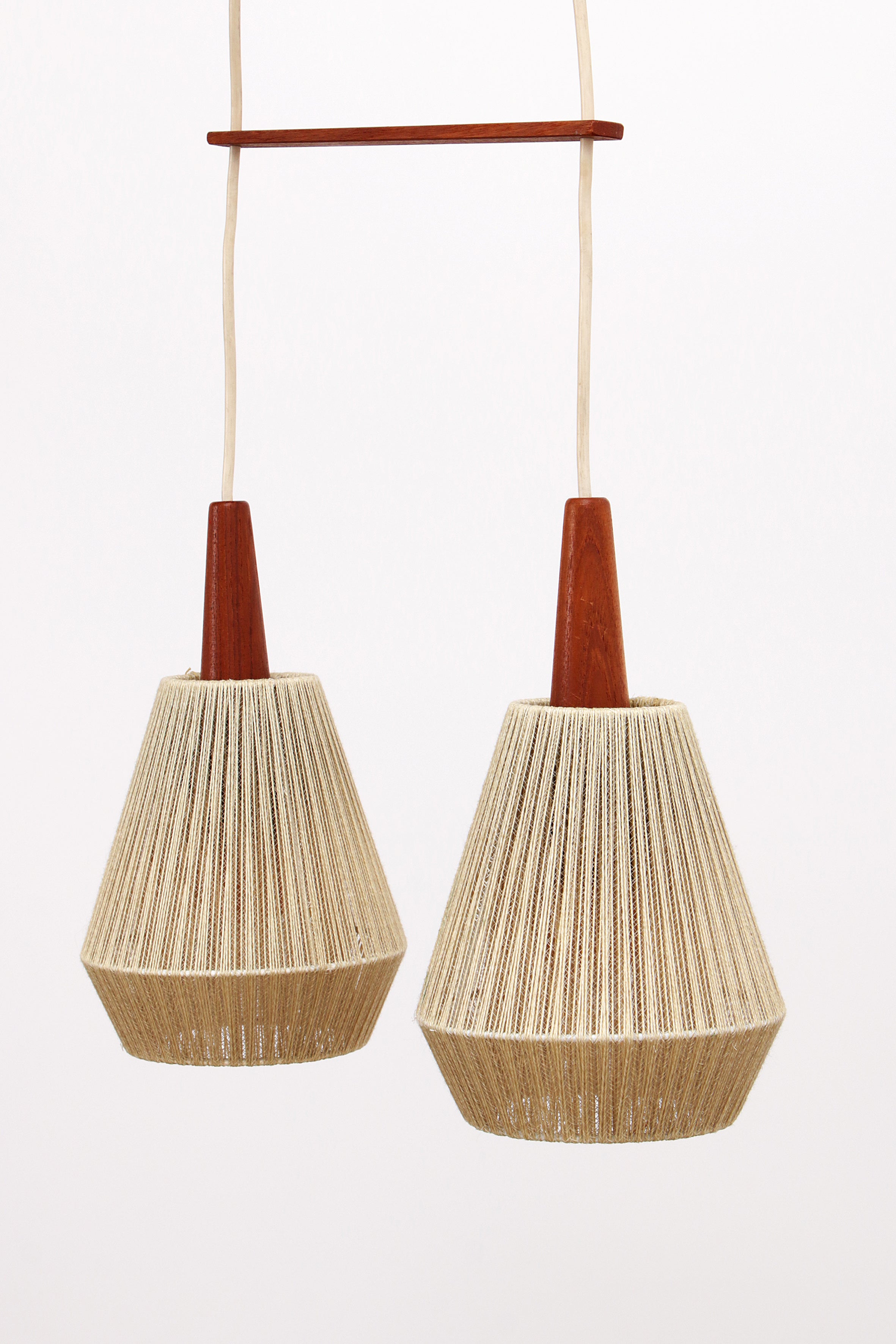 Vintage hanglamp met twee kapjes en teak,1960 Zweden