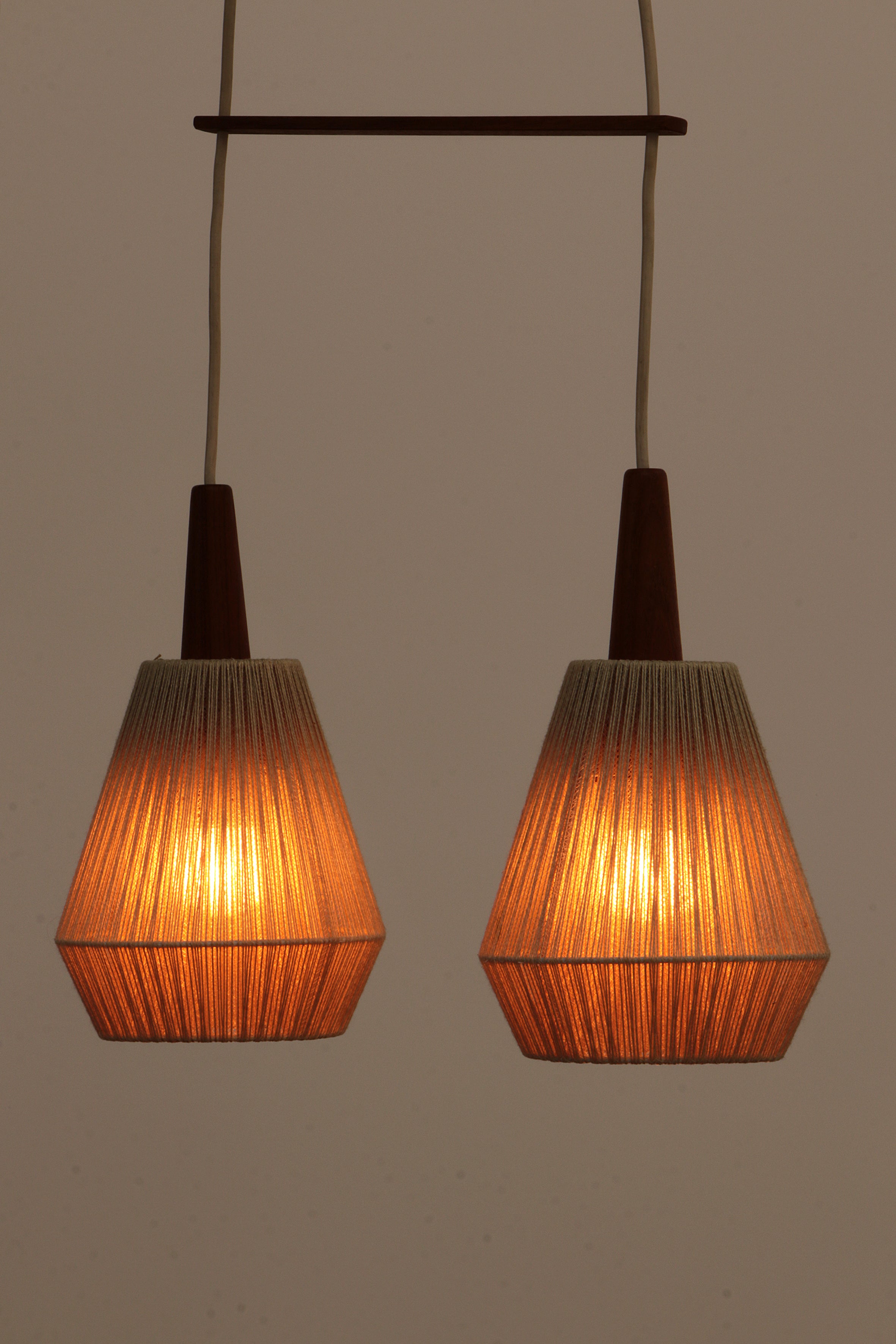 Vintage hanglamp met twee kapjes en teak,1960 Zweden