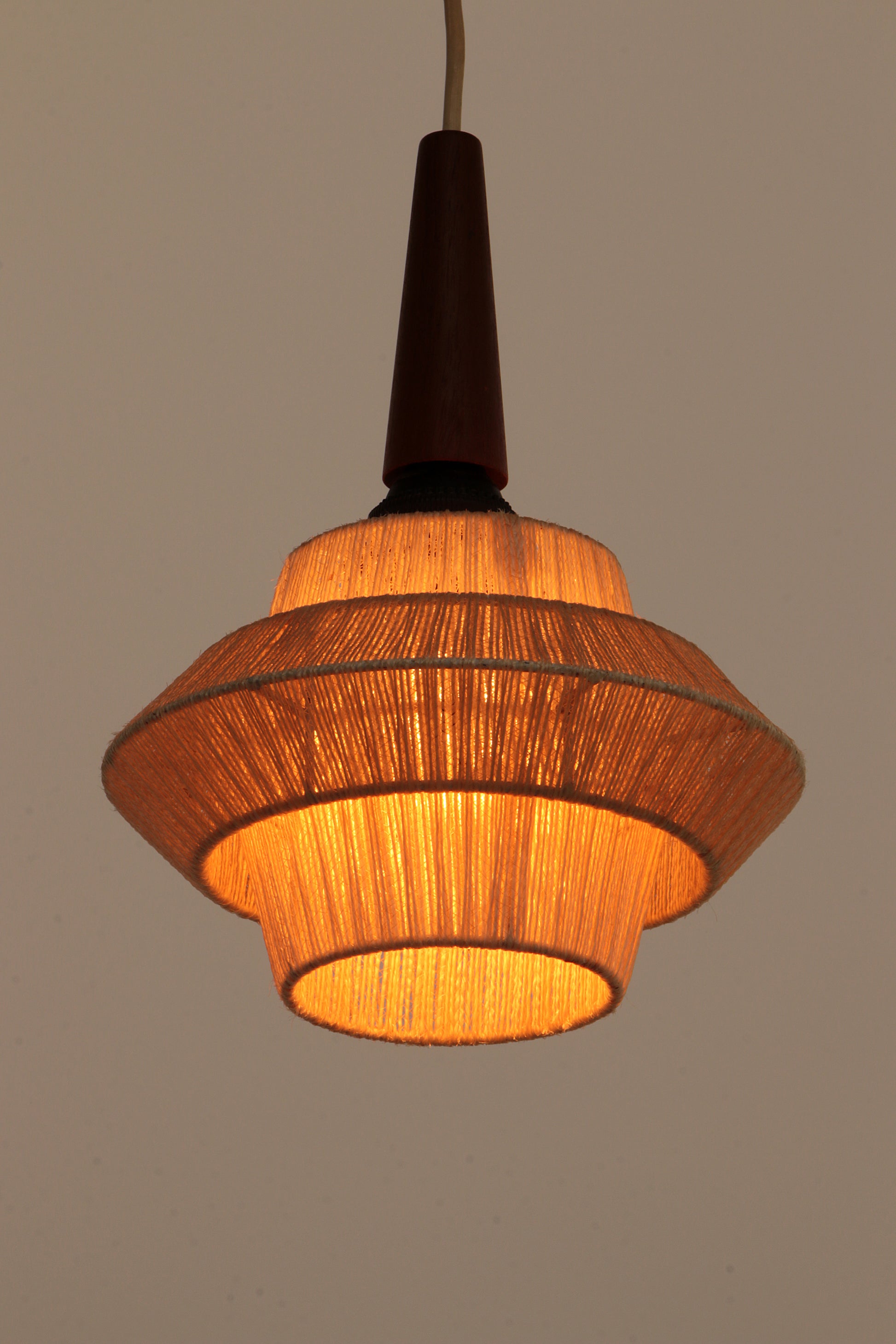 Vintage Hanglamp gemaakt van touw en teak,1960 Zweden.