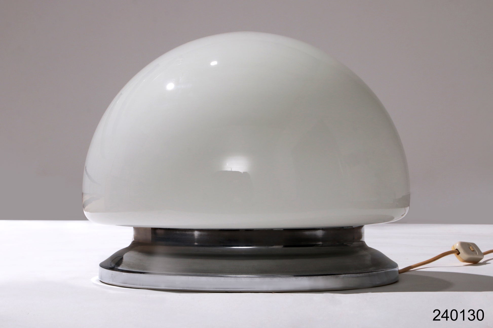 Grote Space age Doria tafellamp met witglas en chromen voet,1960