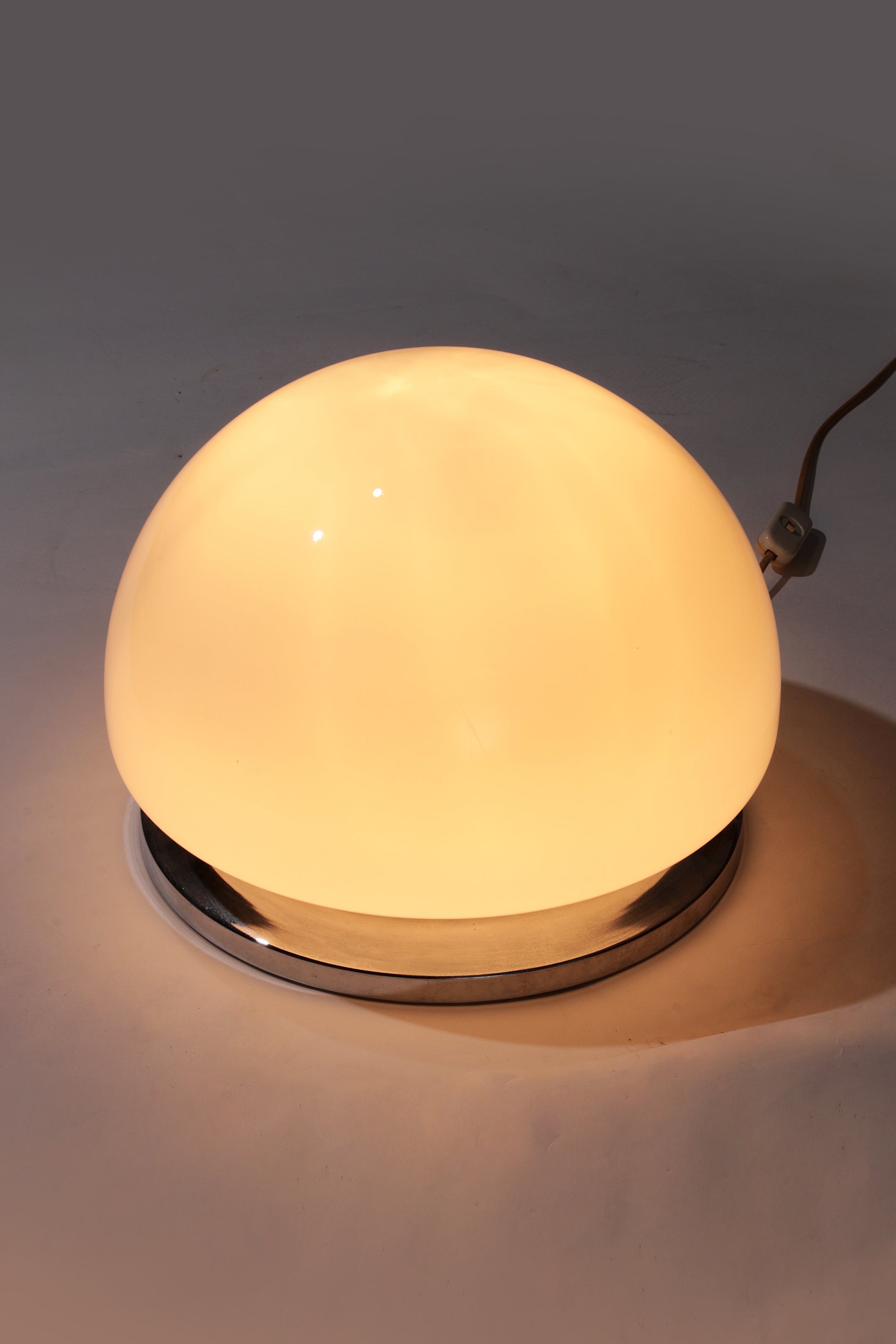 Grote Space age Doria tafellamp met witglas en chromen voet,1960