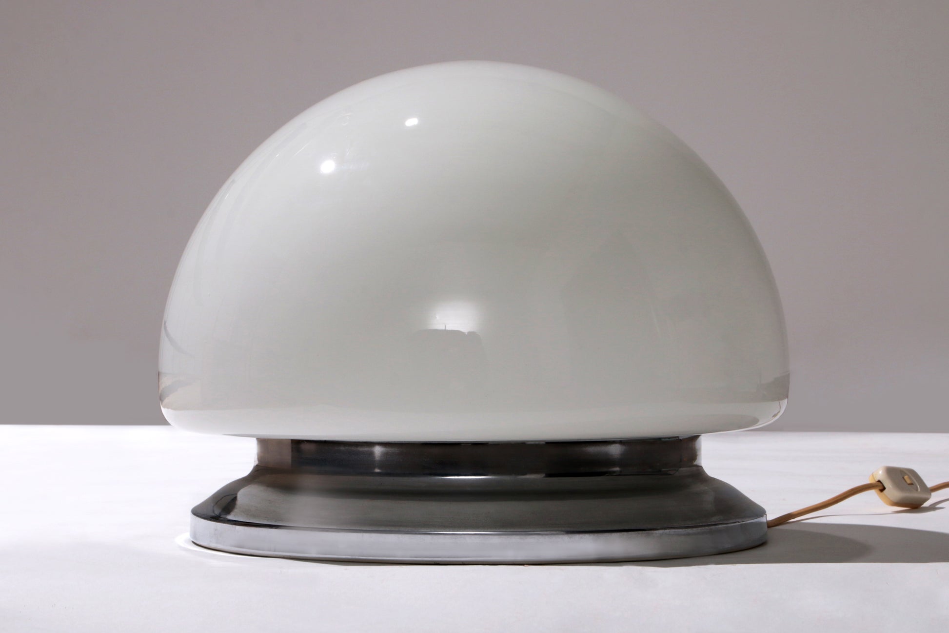 Grote Space age Doria tafellamp met witglas en chromen voet,1960