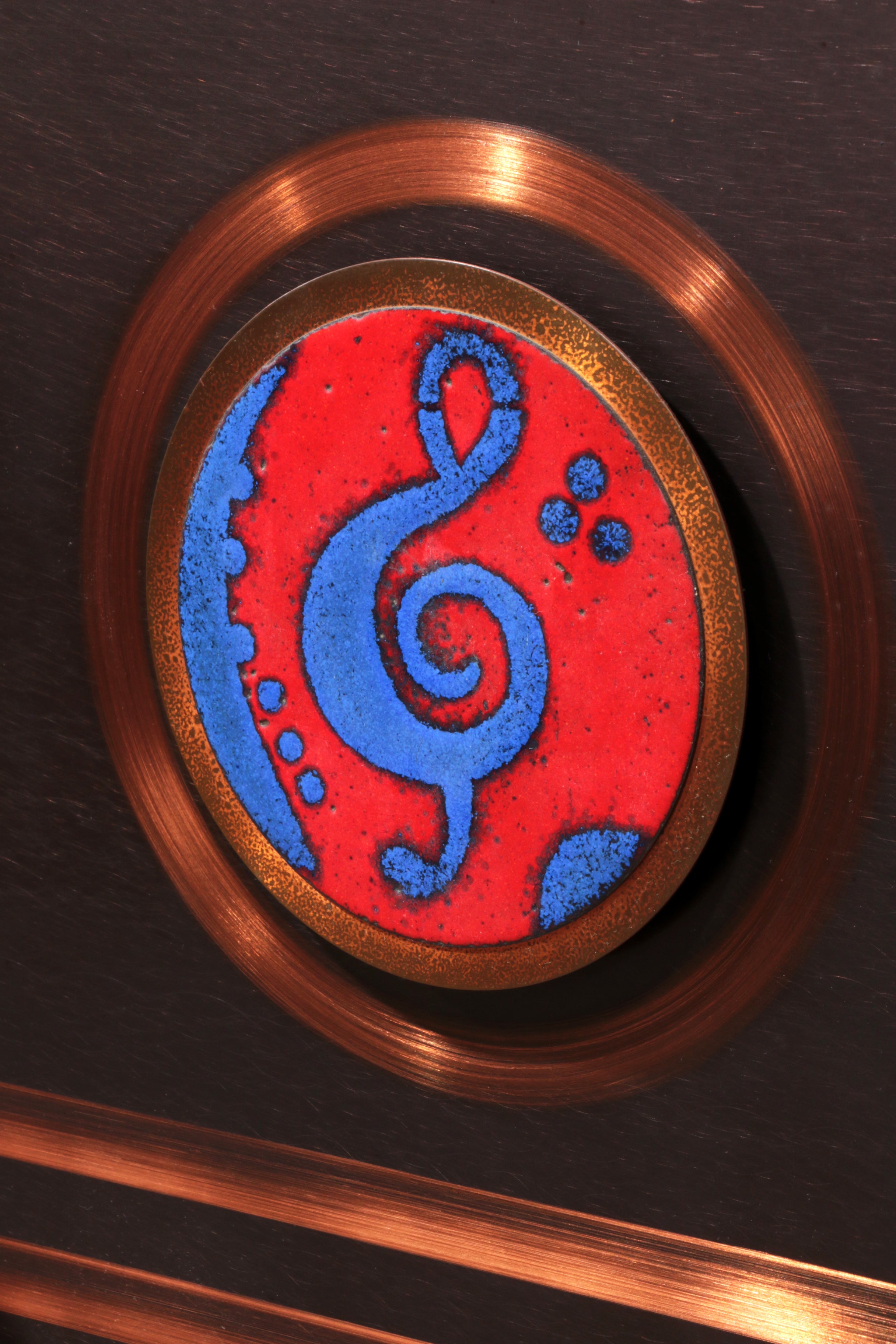 Handgemaakt Koperen Wandkunstwerk met Emaille Details - Muzieklijn Design