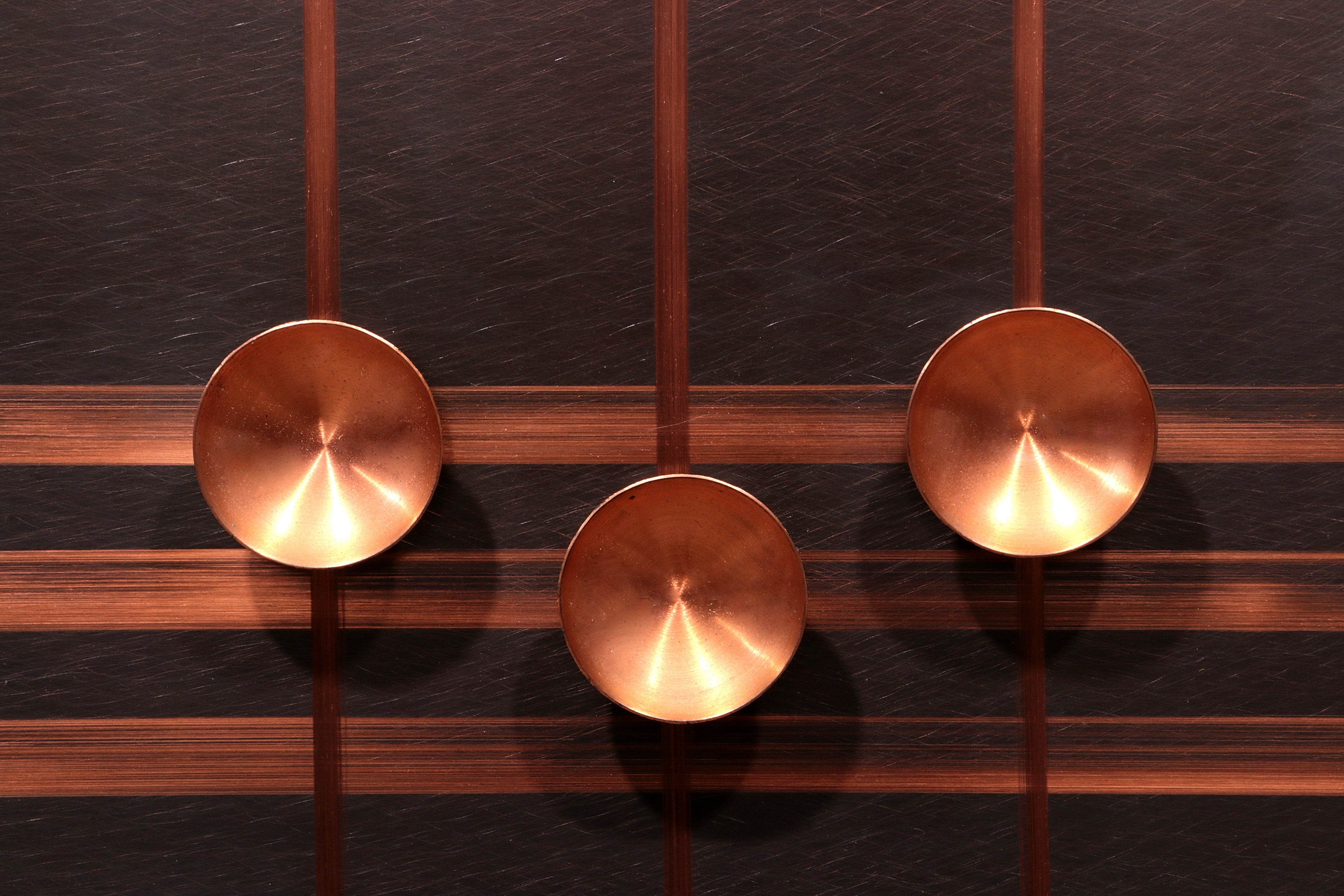 Handgemaakt Koperen Wandkunstwerk met Emaille Details - Muzieklijn Design