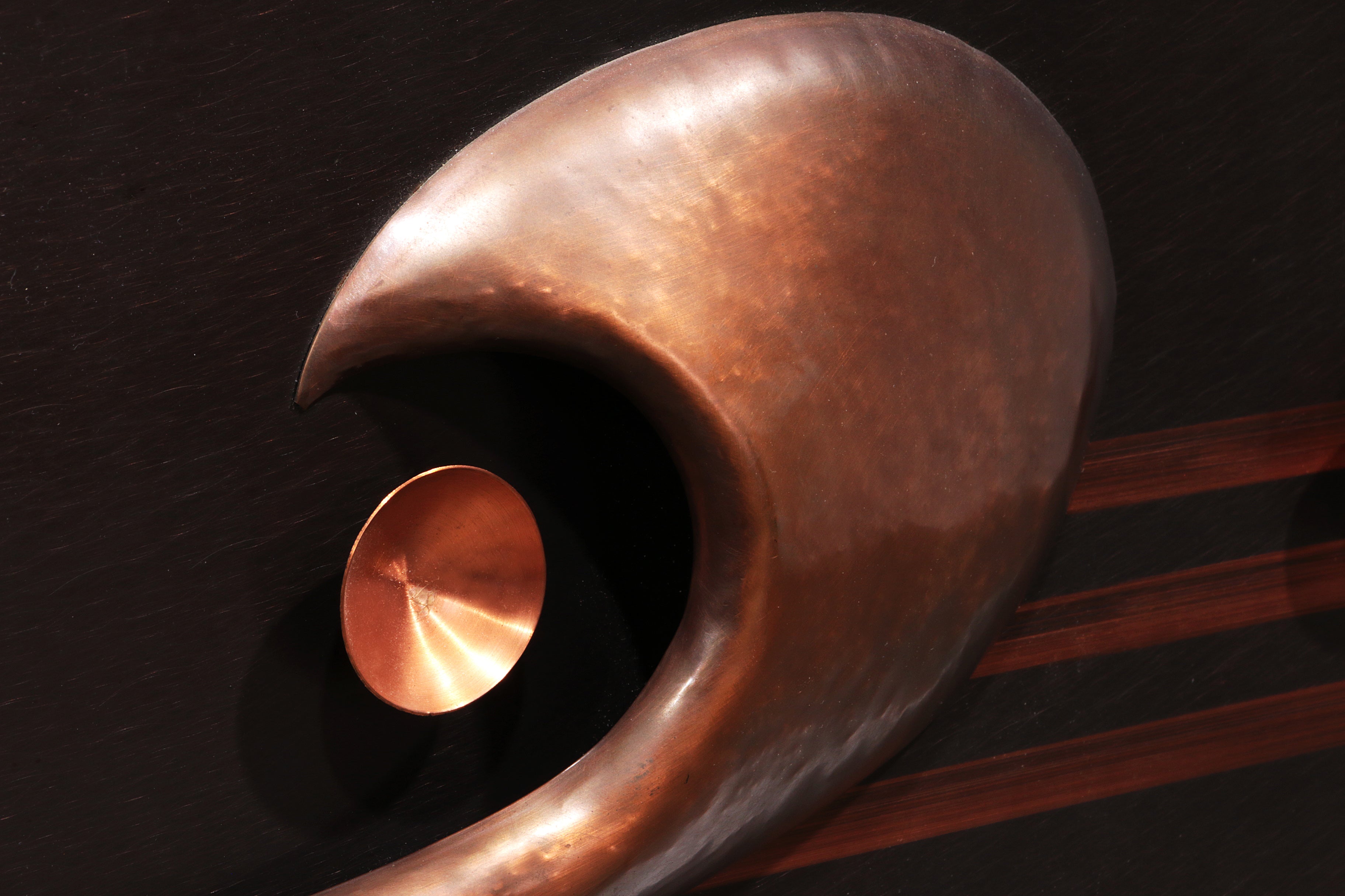 Handgemaakt Koperen Wandkunstwerk met Emaille Details - Muzieklijn Design