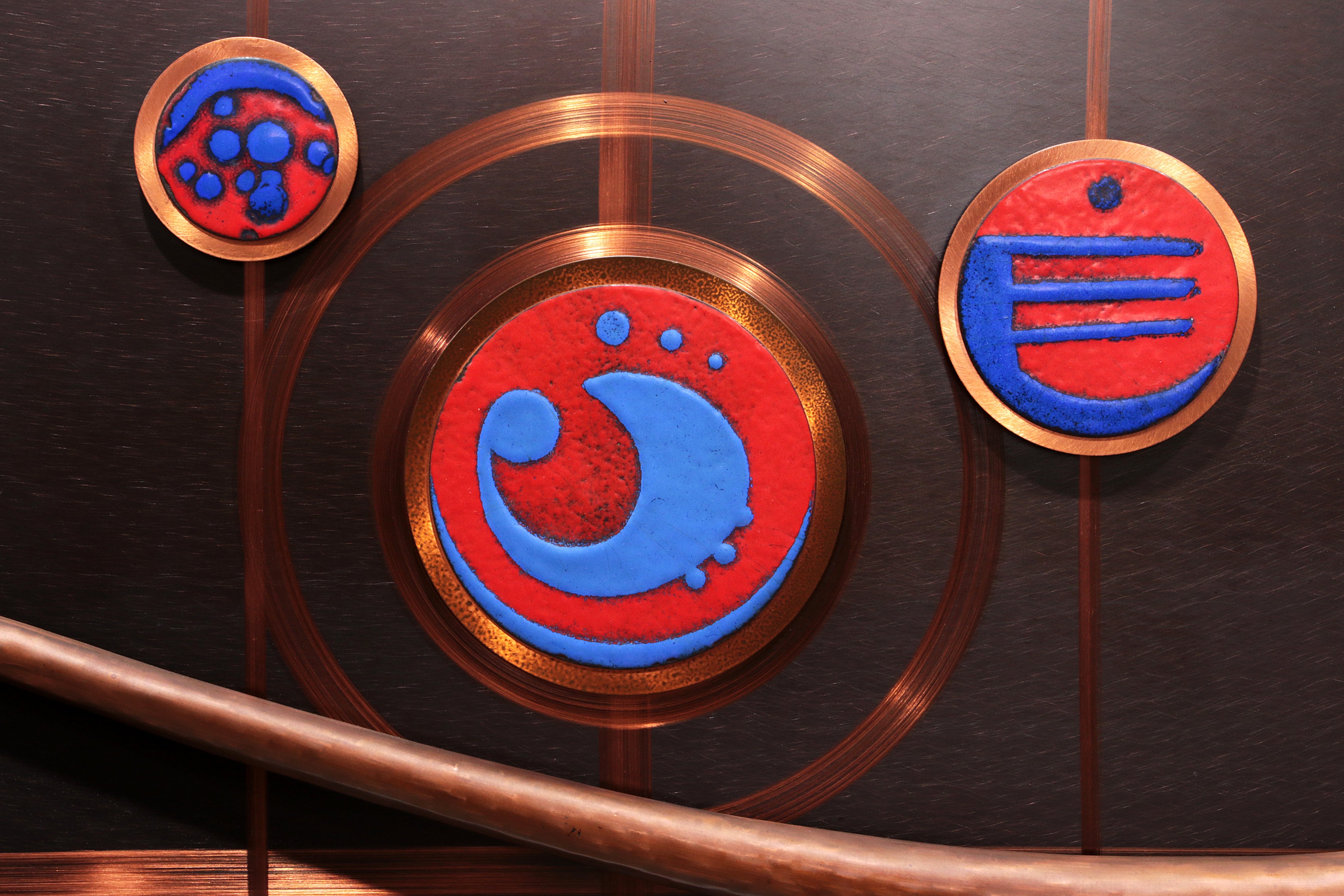 Handgemaakt Koperen Wandkunstwerk met Emaille Details - Muzieklijn Design