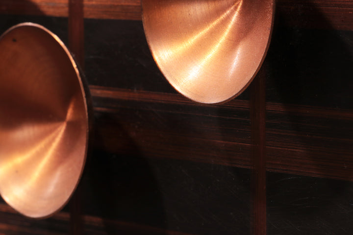 Handgemaakt Koperen Wandkunstwerk met Emaille Details - Muzieklijn Design