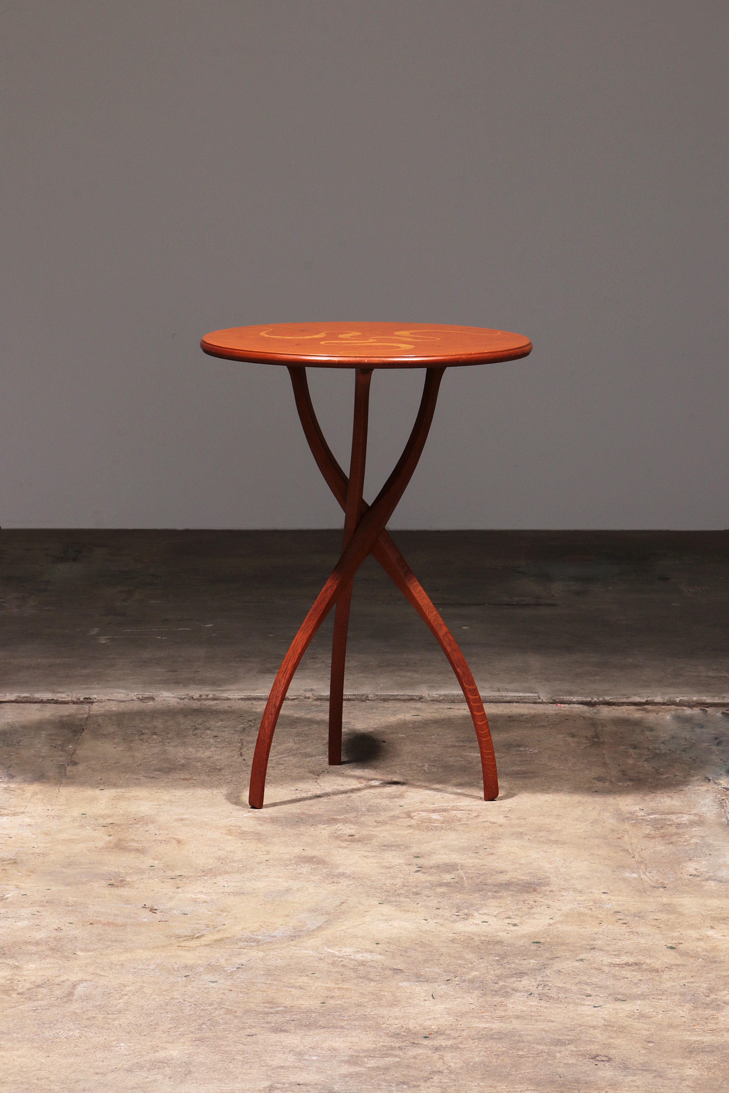 Oscar Tusquets houten bijzettafel 'Vortice' voor Carlos Jané, circa 1989