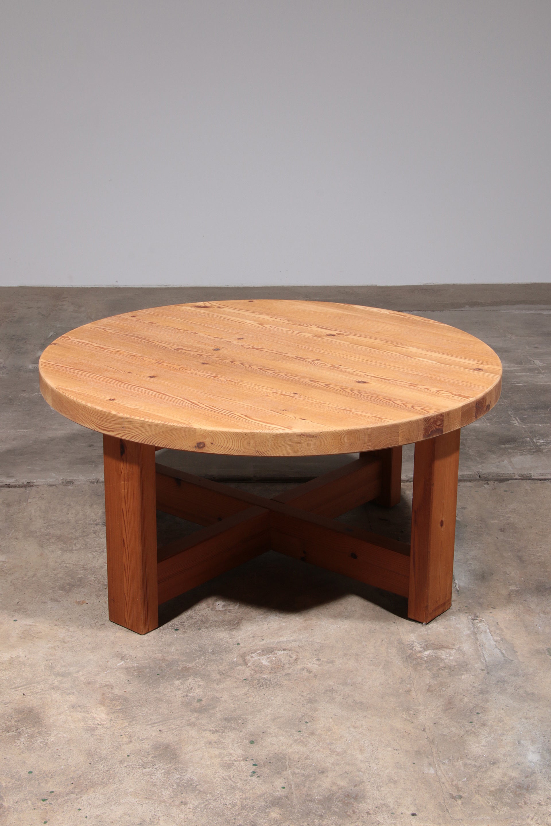 A round pine coffee table from Sweden, dating back to the 1970s, with a spacious 104 cm diameter. This table showcases classic Scandinavian design and solid craftsmanship, adding warmth and vintage charm to any room.