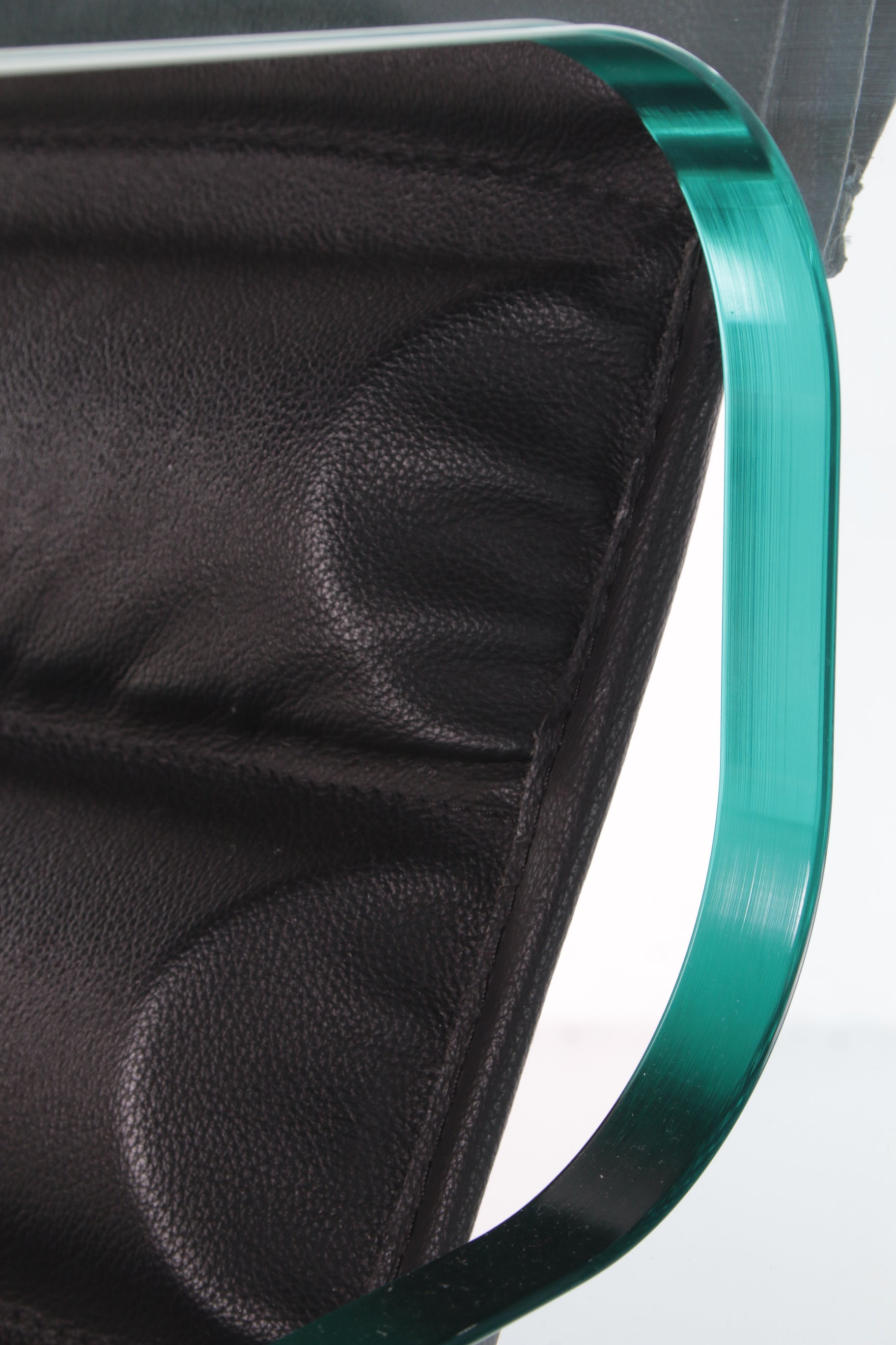 Zwarte leren stoel van Giovanni Tommaso Garattoni Italië glas en zwart leer detail leer en glas