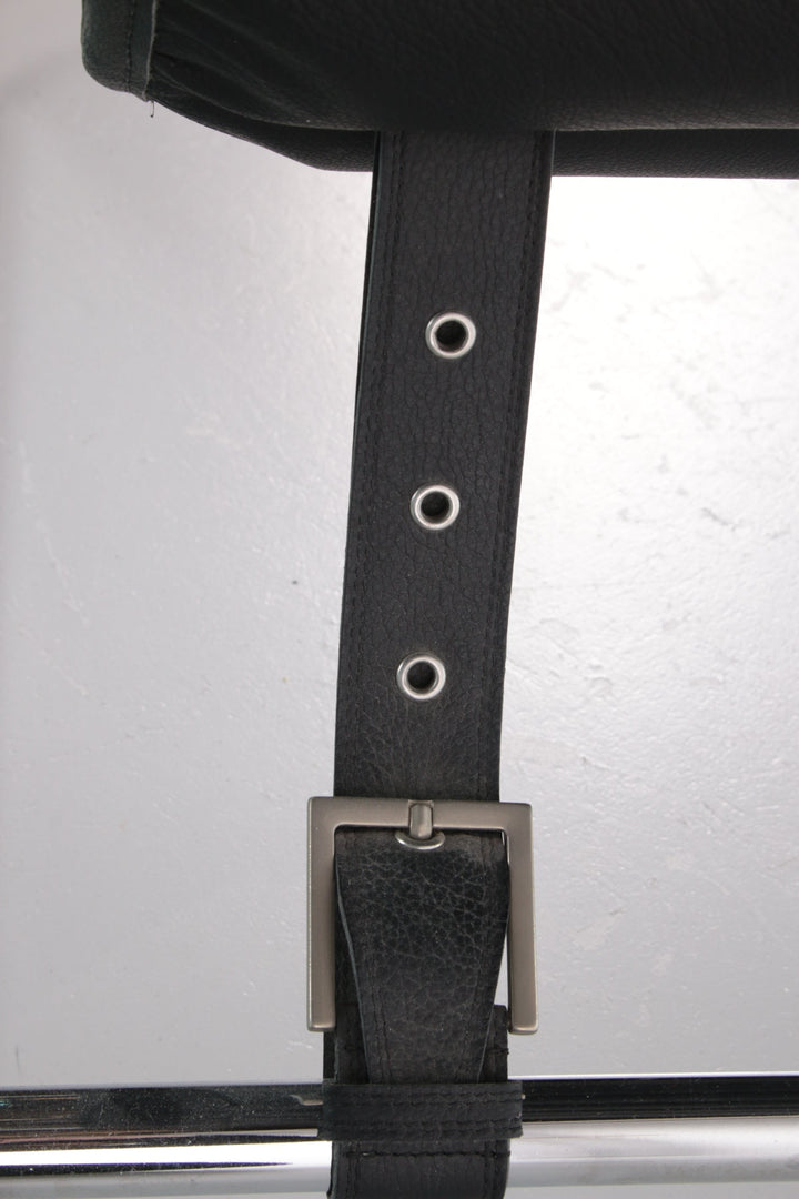 Zwarte leren stoel van Giovanni Tommaso Garattoni Italië glas en zwart leer detail leren riem