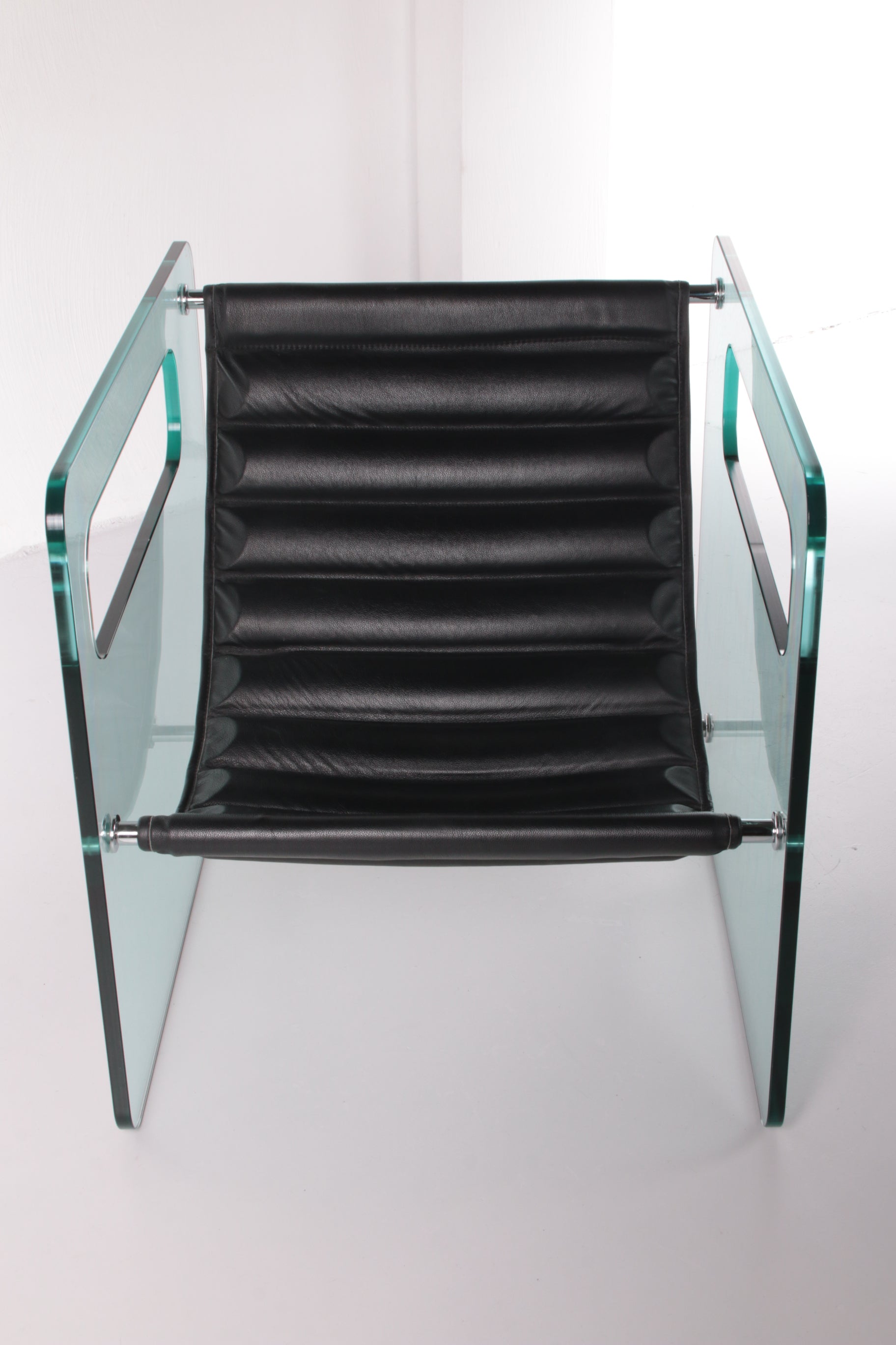 Zwarte leren stoel van Giovanni Tommaso Garattoni Italië glas en zwart leer voorkant