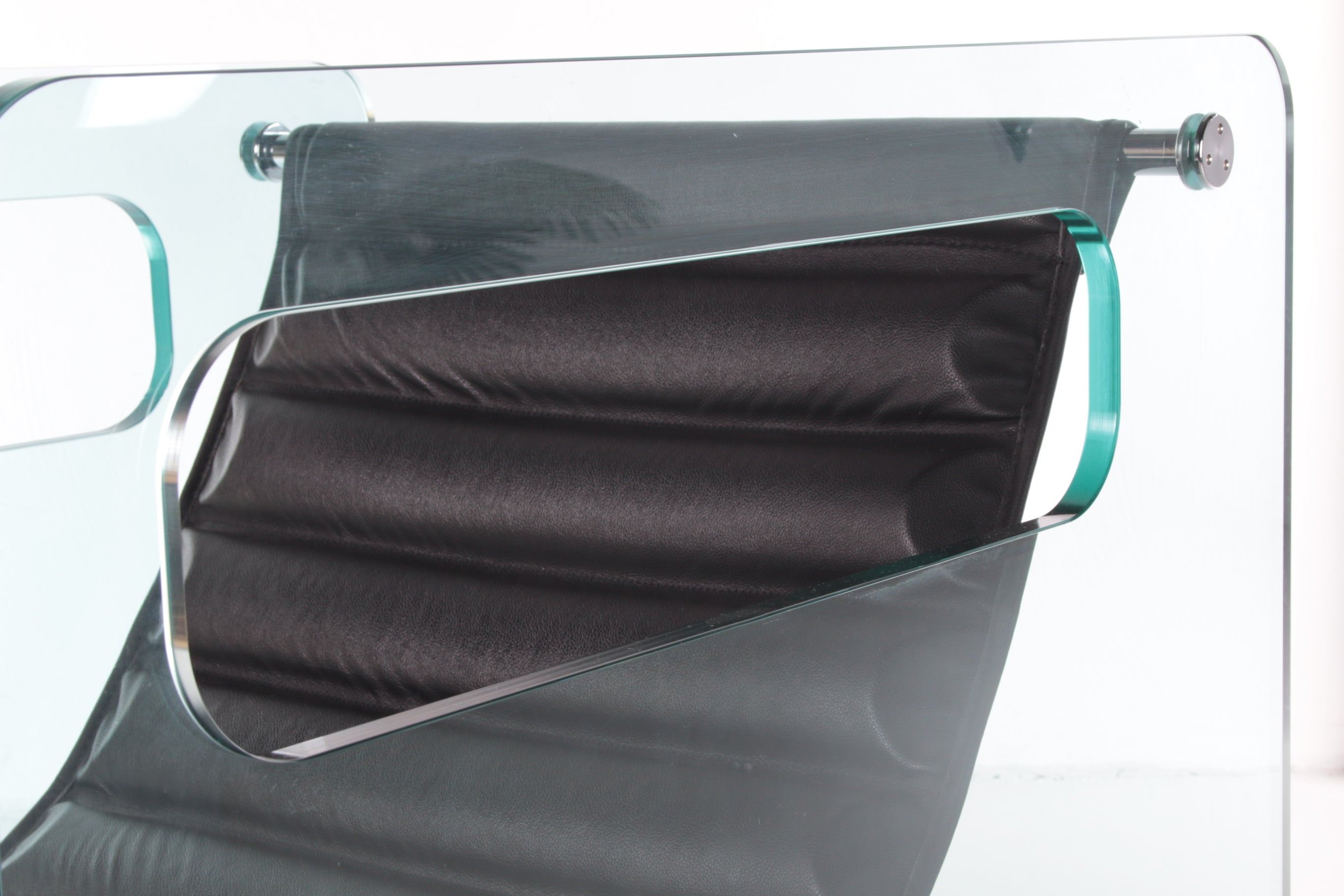 Zwarte leren stoel van Giovanni Tommaso Garattoni Italië glas en zwart leer detail glas