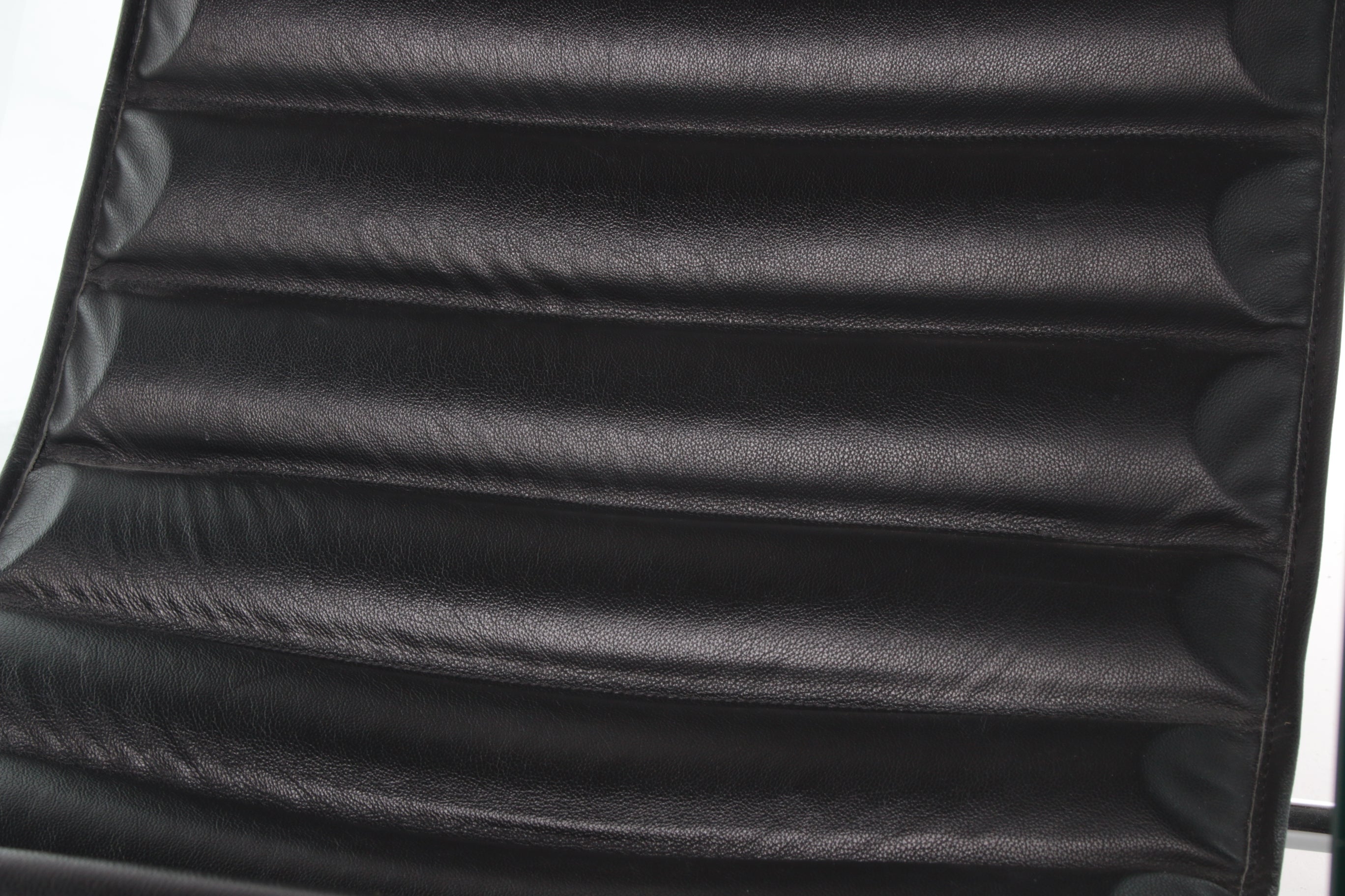 Zwarte leren stoel van Giovanni Tommaso Garattoni Italië glas en zwart leer detail leer