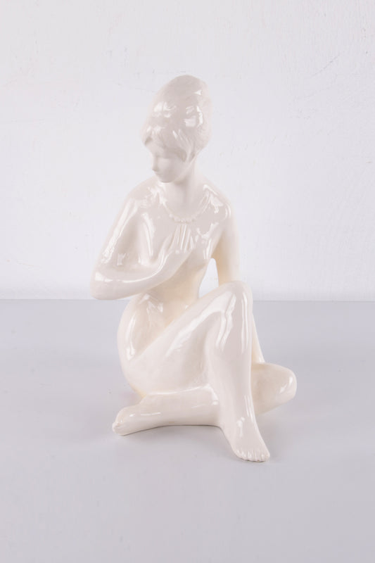 Wit Vrouwenbeeld gemaakt van keramiek rond 1960