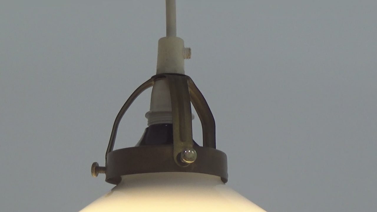 filmpje Vintage Hanglampje van Soholm van witglas,1970