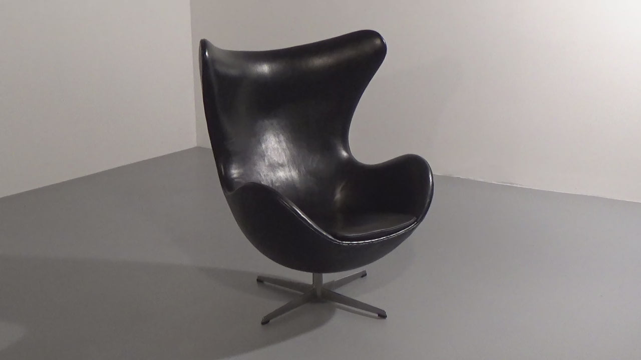 The Egg Chair – Arne Jacobsen, Denmark, 1960 – Black Leather by Fritz Hansen