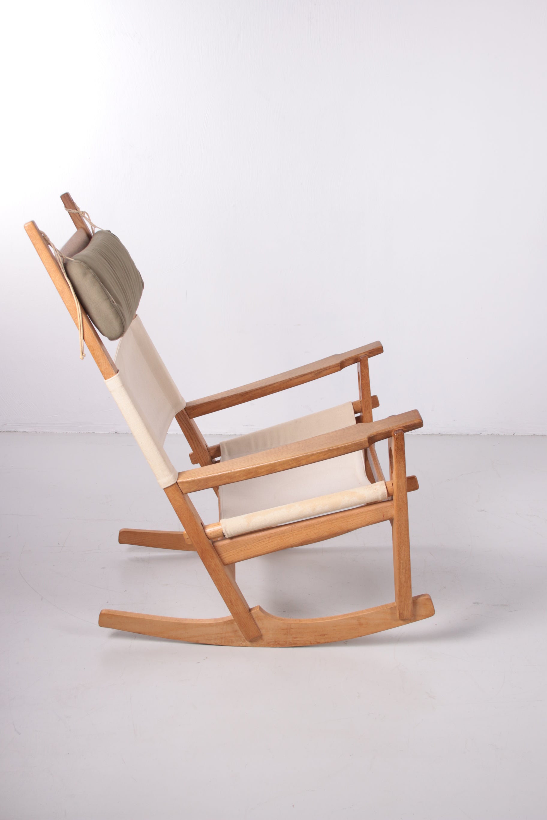 Rocking chair By H. Wegner for Getama model Ge-673 oak zijkant