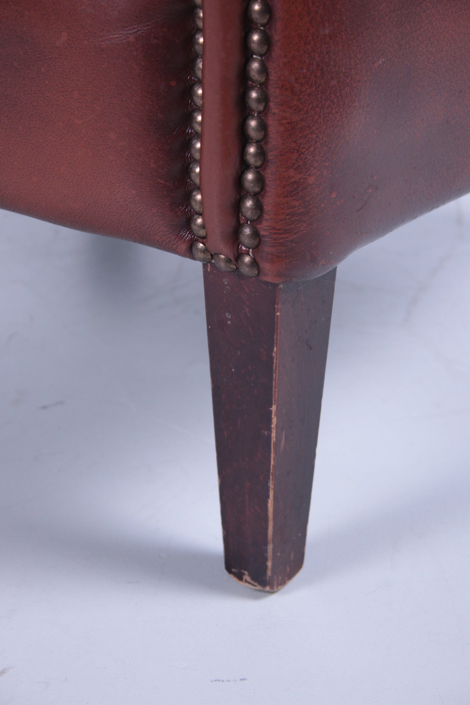 Vintage schaapsleren fauteuil detail stoelpoot