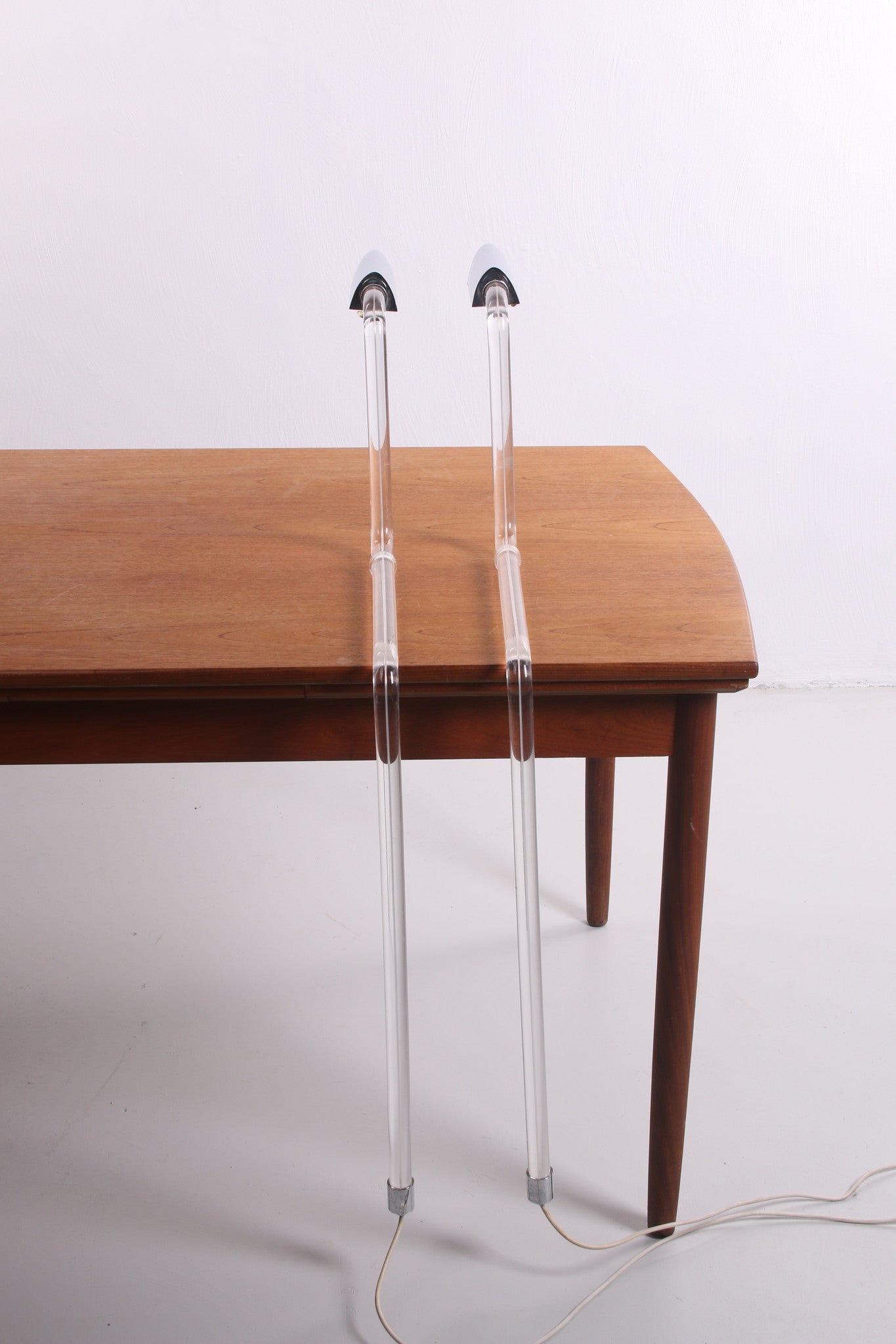 Set van 2 twee liggende tafellampen van plexiglas