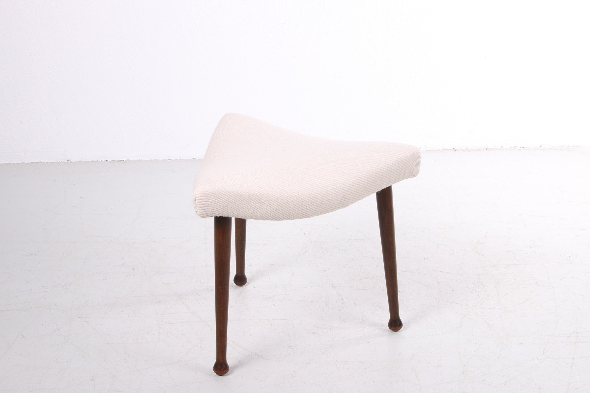 Scandinavische hocker opnieuw gestoffeerd ontwerp jaren60 zijkant