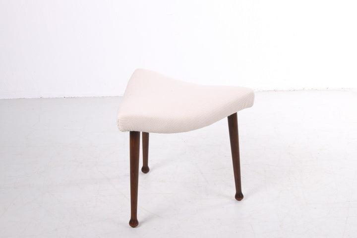 Scandinavische hocker opnieuw gestoffeerd ontwerp jaren60 zijkant