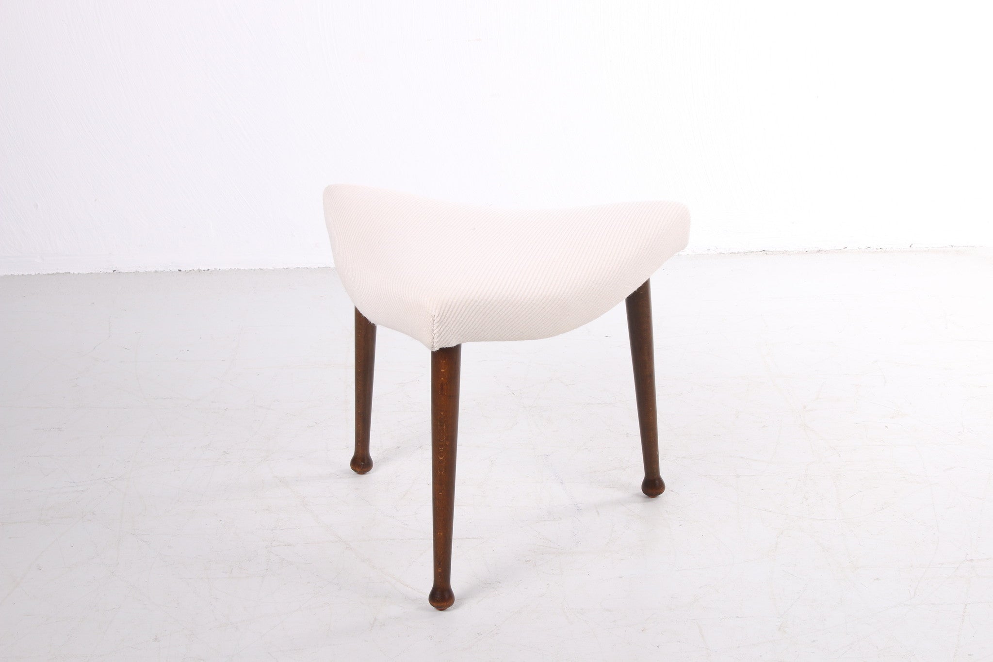 Scandinavische hocker opnieuw gestoffeerd ontwerp jaren60 zijkant