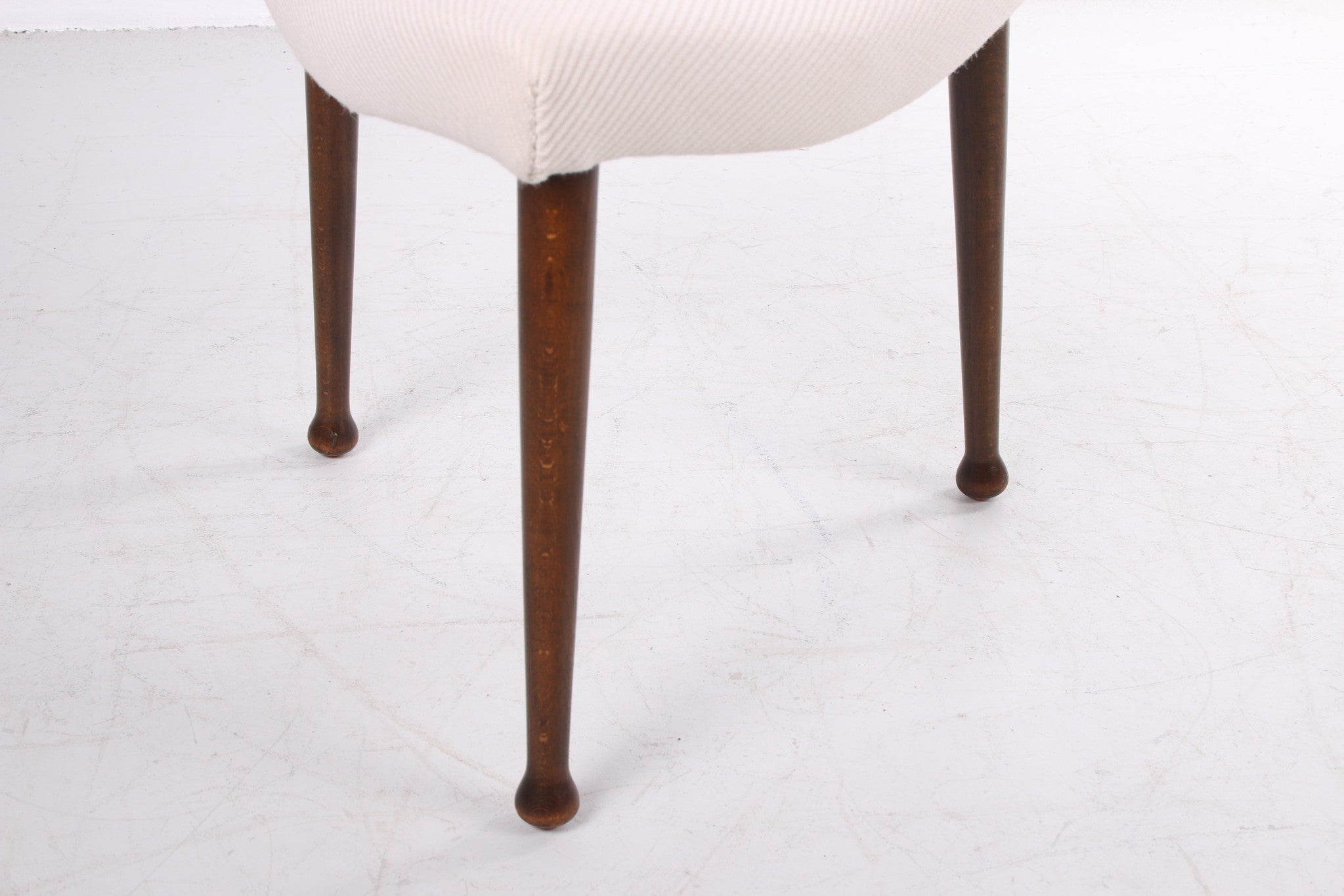 Scandinavische hocker opnieuw gestoffeerd ontwerp jaren60 detail poten