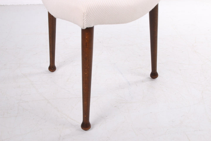 Scandinavische hocker opnieuw gestoffeerd ontwerp jaren60 detail poten
