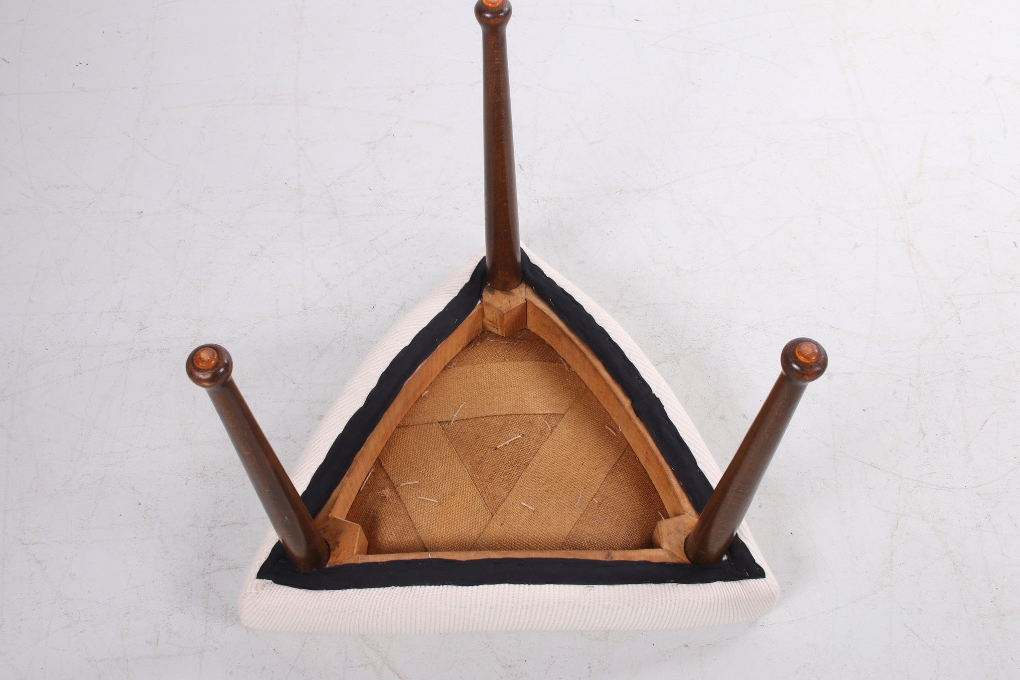 Scandinavische hocker opnieuw gestoffeerd ontwerp jaren60 onderkant